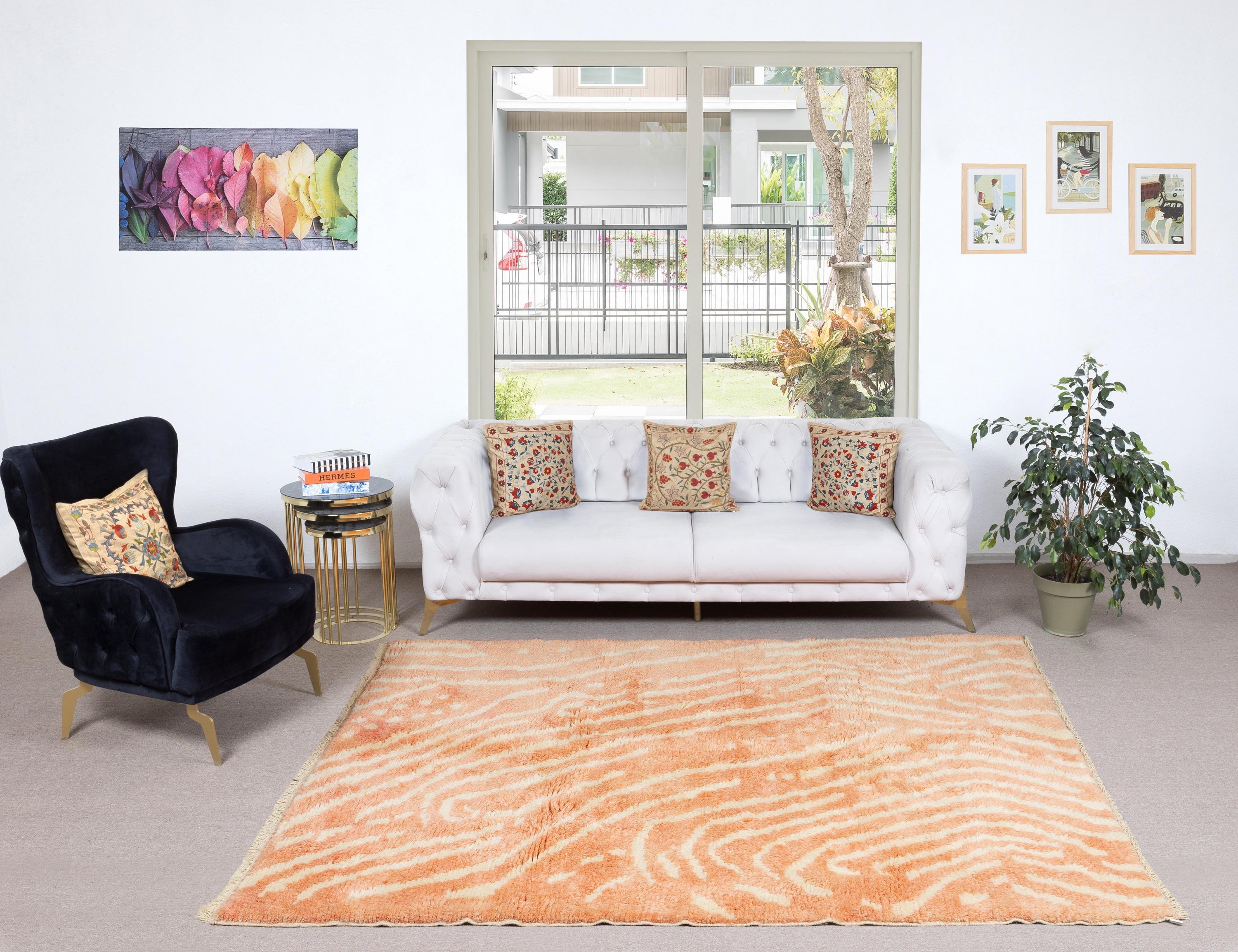 100% natürliche, handgesponnene Wolle von bester Qualität. Größe: 6x9 Fuß

Diese wunderschönen handgeknüpften Teppiche werden von Grund auf in unserem Atelier in Zentralanatolien in der Türkei hergestellt, das als eines der ältesten Zentren der Welt