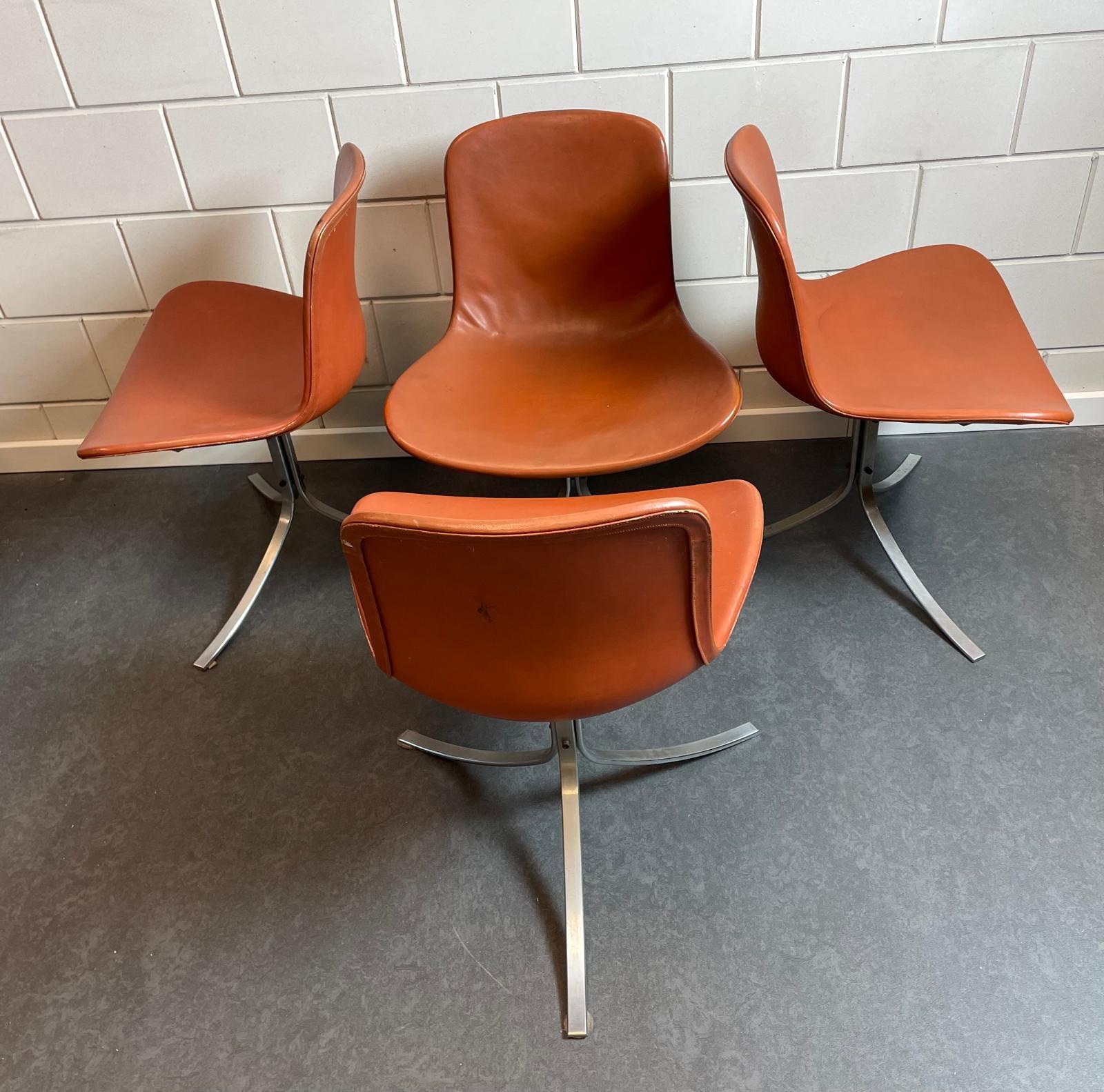 6x Early PK9 Poul Kjaerholm Esszimmerstühle.
Erste Produktion Kold Christensen.
Gepolstert in schönem warmem braunem Leder
Auf dem Foto sehen Sie nur 4 Stühle, aber es sind insgesamt 6.