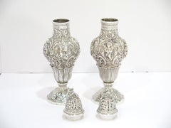 Salière et poivrière anglaise géorgienne ancienne en argent sterling repoussé de 7 5/8 pouces