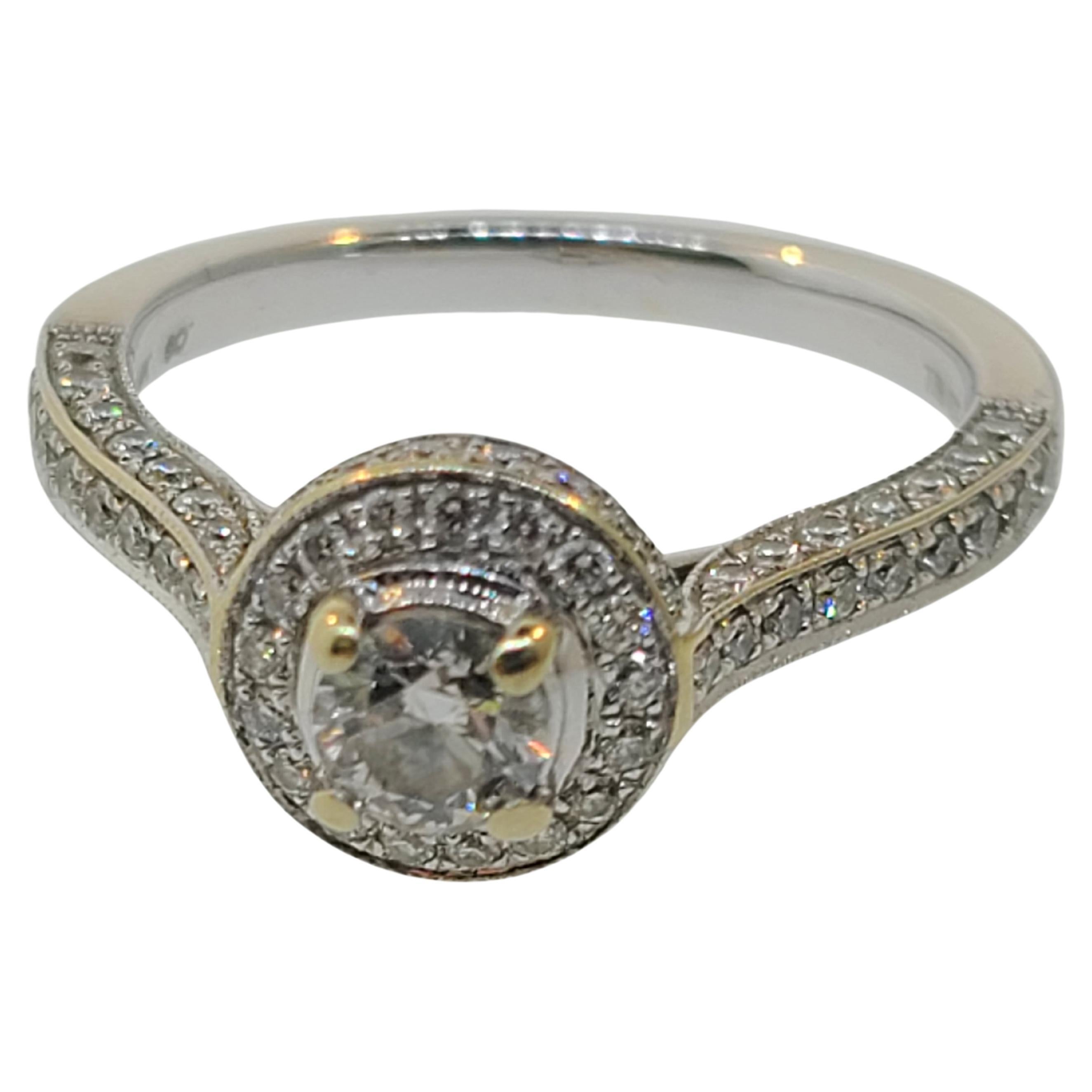 Verlobungsring aus 14 Karat Weißgold mit 7/8 Karat Halo-Diamant im Angebot