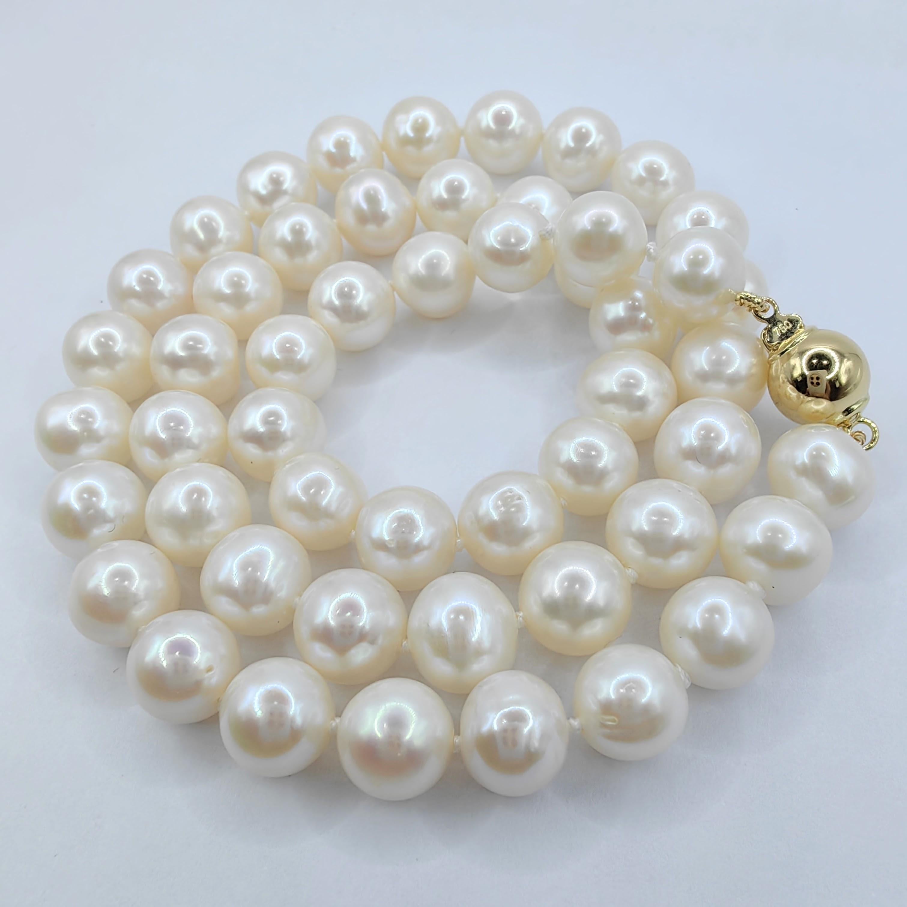 Contemporary 7-8mm White Round Pearl Necklace with 18K Gold Clasp For Sale