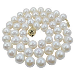 Collier de perles rondes blanches de 7-8 mm avec fermoir en or 18 carats