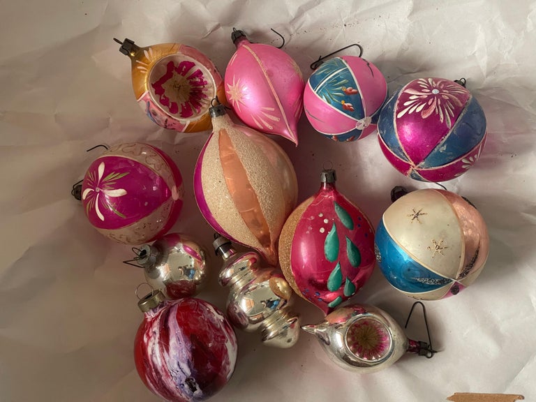 Antike Weihnachtskugeln aus mundgeblasenem Glas, 1940, handbemalt, klassisch im Angebot bei 1stDibs Deutschland