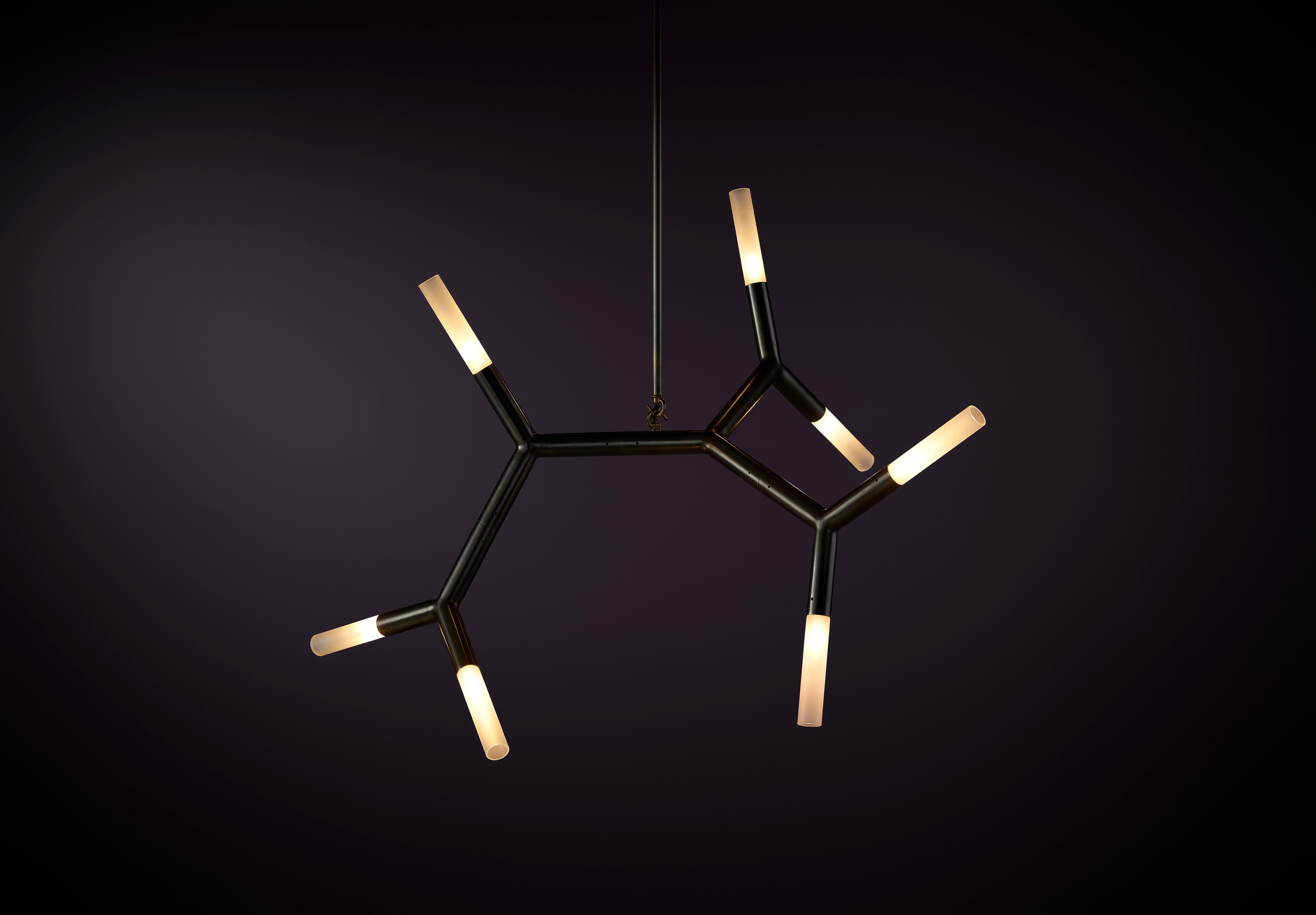 7 Branch Chain Amino Acid Pendant Light di Christopher Boots
Dimensioni: P 67 x L 86 x H 74 cm.
Materiali: Bronzo scuro, vetro borosilicato.

Disponibile in 5, 7, 9, 11 o 15 rami.
Disponibile nelle versioni a tubo o a sfera.
Disponibile in diverse