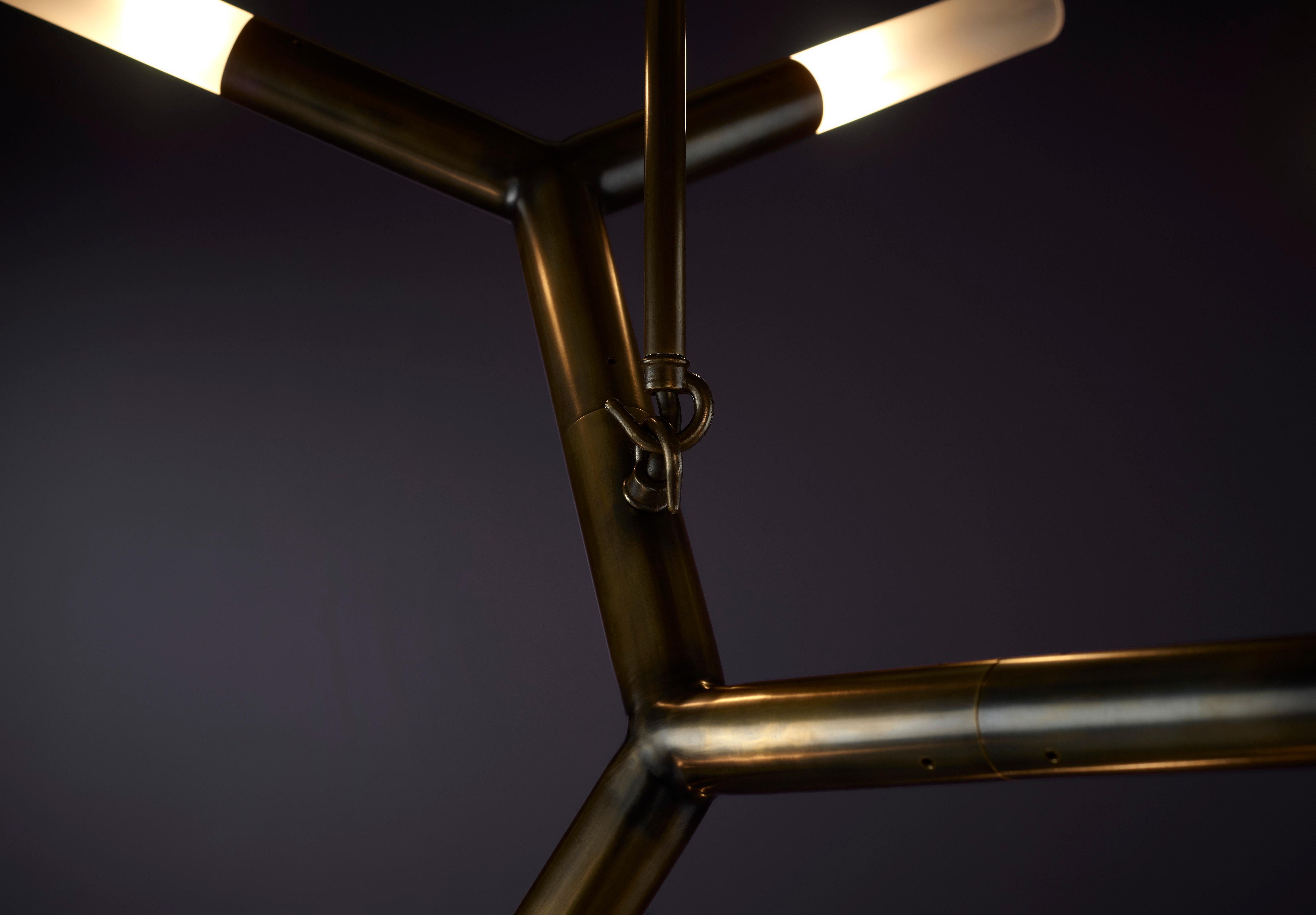 Lampada a sospensione a 7 rami in bronzo scuro e vetro di Christopher Boots In condizioni Nuovo in vendita a Geneve, CH
