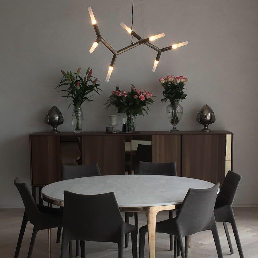 XXI secolo e contemporaneo Lampada a sospensione a 7 rami in bronzo scuro e vetro di Christopher Boots in vendita