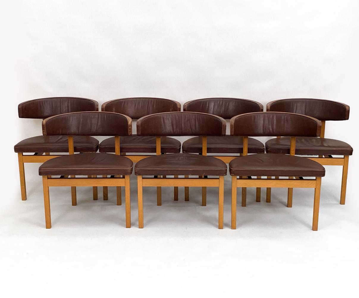 Élevez votre espace de vie au rang de royaume du design danois inégalé avec cet ensemble exquis de sept chaises 