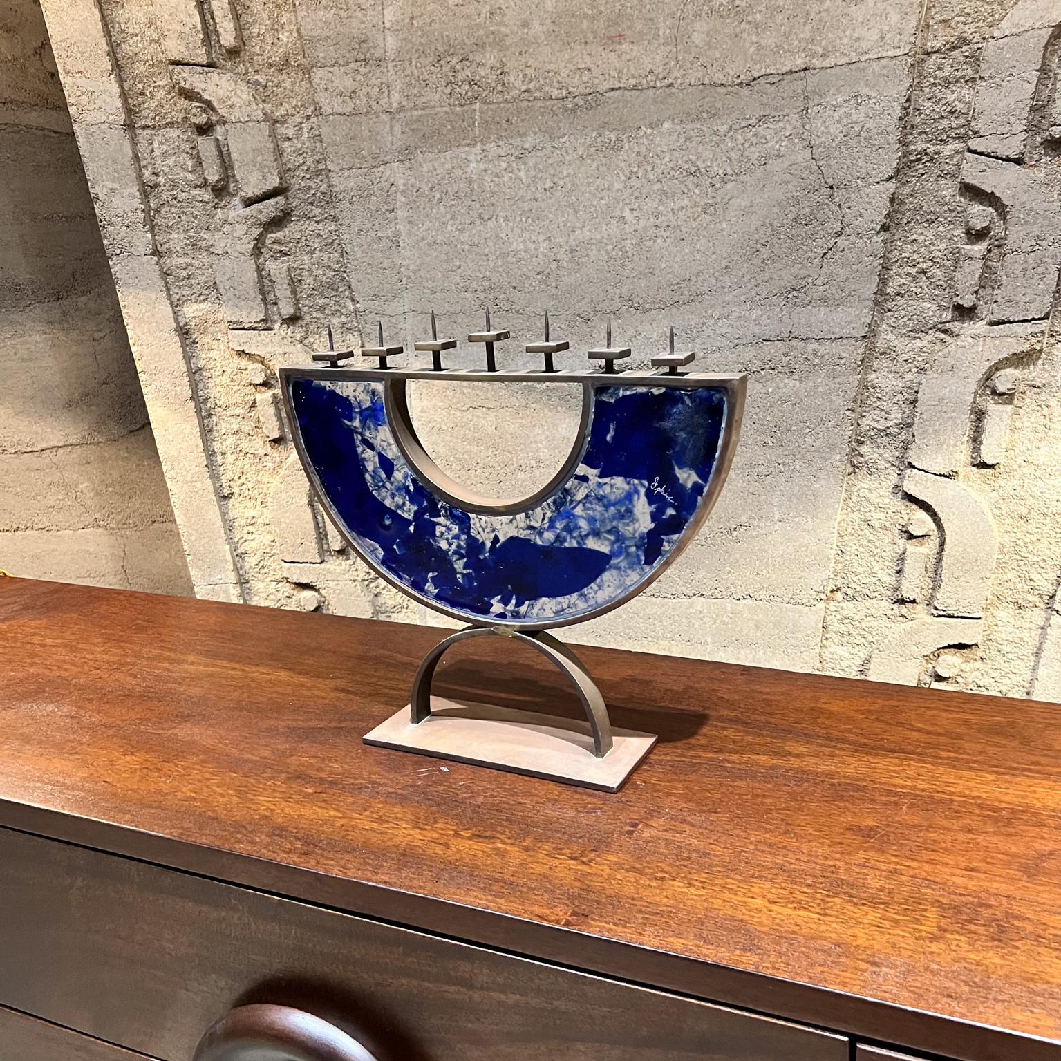 Menorah Siebenarmiges blaues Milchglas-Kunstglas Bronze signiert, 2000er Jahre (21. Jahrhundert und zeitgenössisch) im Angebot
