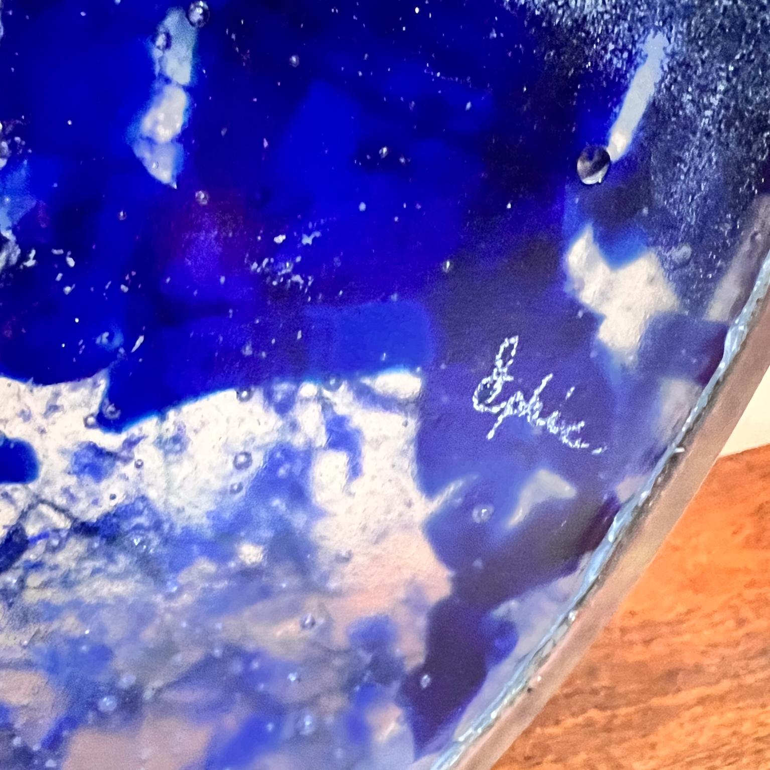 Menorah Siebenarmiges blaues Milchglas-Kunstglas Bronze signiert, 2000er Jahre im Angebot 11