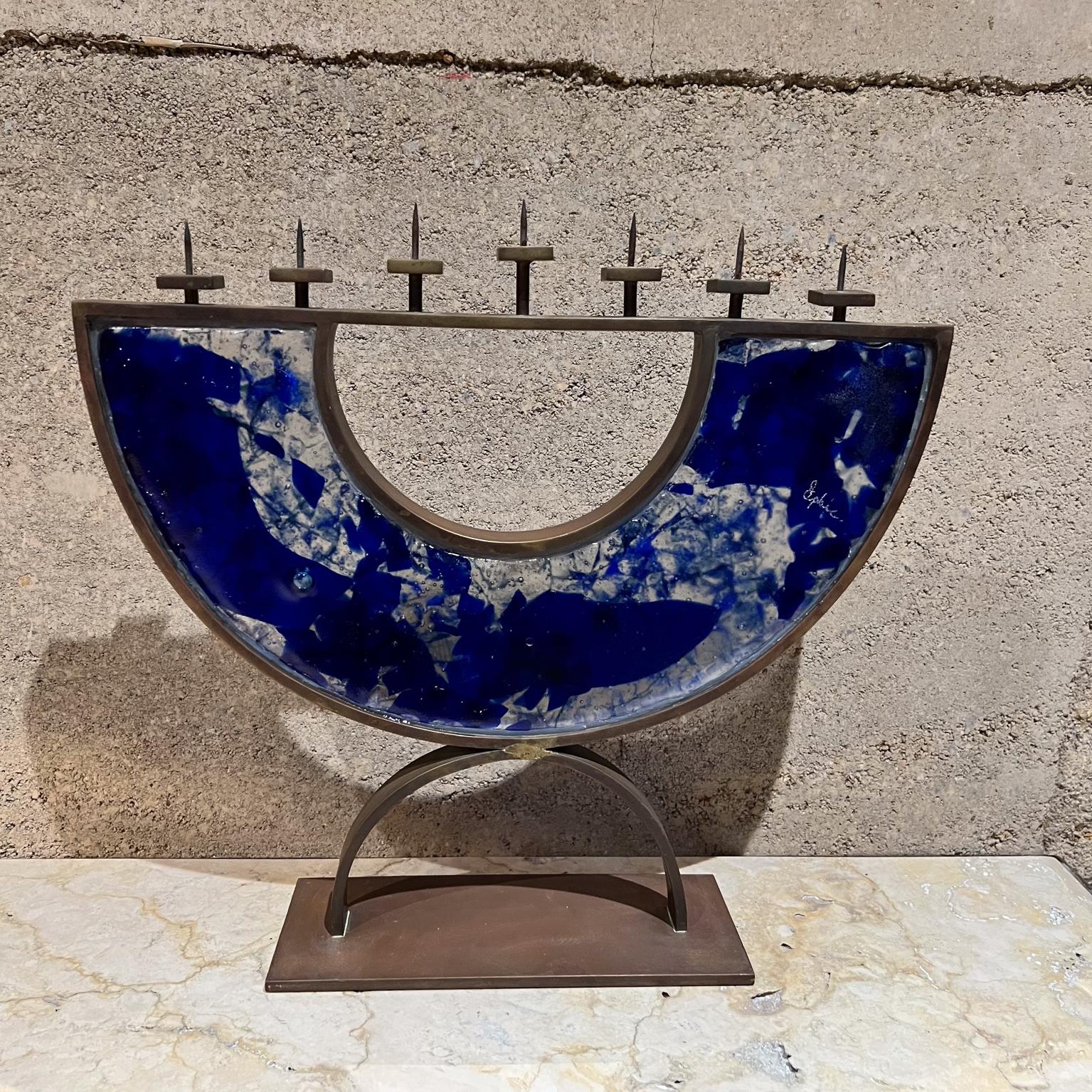 Menorah Siebenarmiges blaues Milchglas-Kunstglas Bronze signiert, 2000er Jahre im Angebot 13