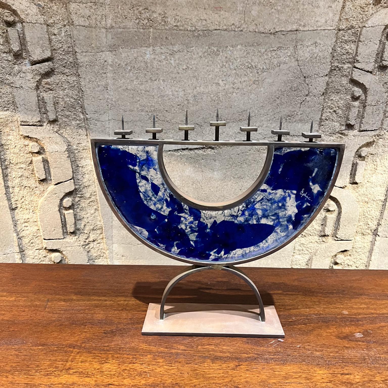 Menorah Siebenarmiges blaues Milchglas-Kunstglas Bronze signiert, 2000er Jahre (Moderne) im Angebot