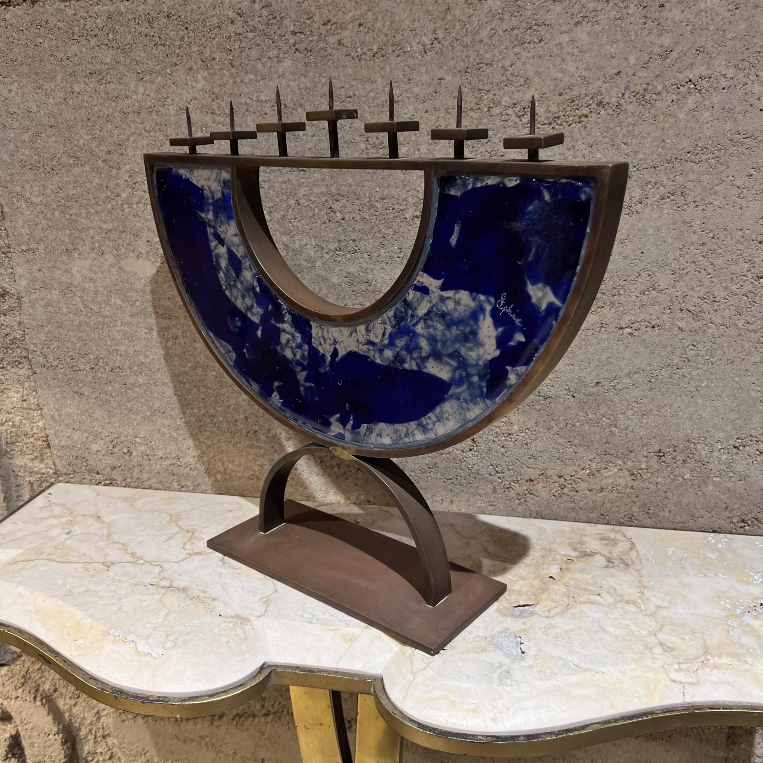 Menorah Siebenarmiges blaues Milchglas-Kunstglas Bronze signiert, 2000er Jahre im Angebot 1