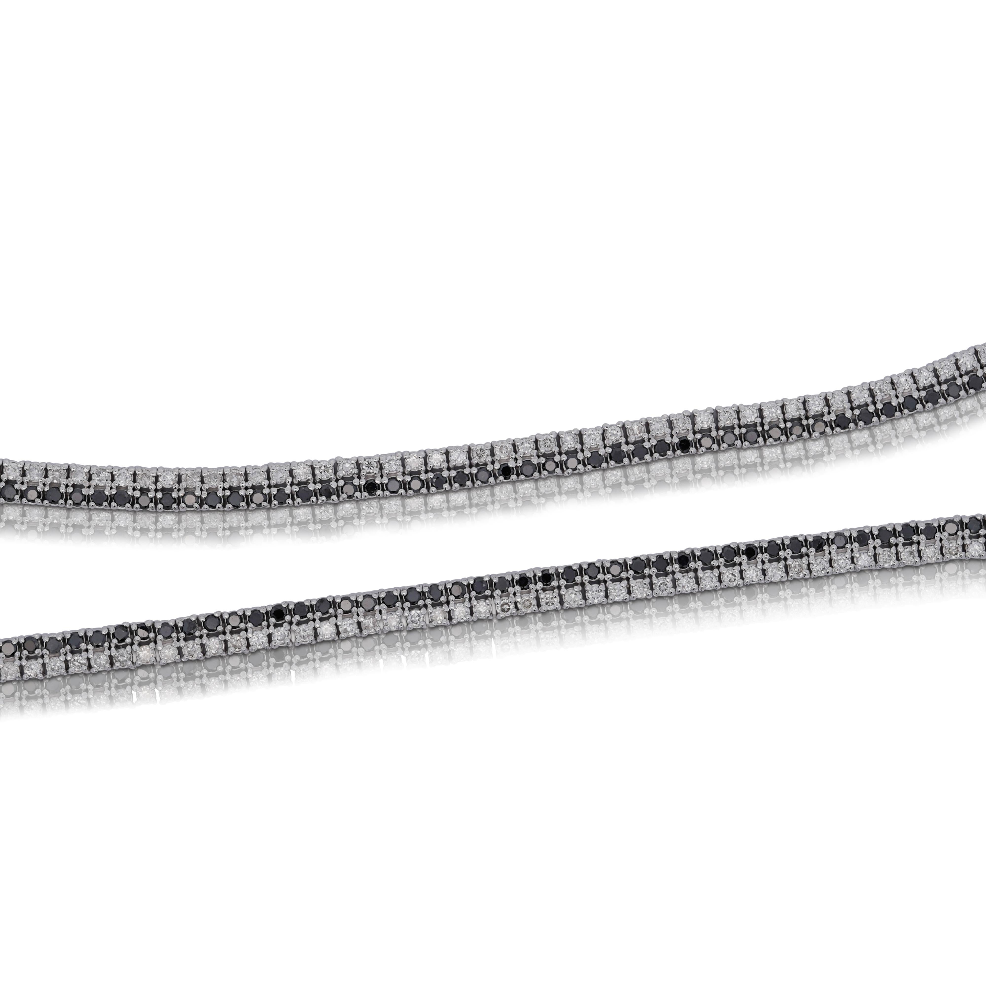 Collier de tennis à deux brins en or blanc 18 carats et diamants noirs de 7 carats. Le collier présente une monture à pinces partagées, une fermeture en boîte et une superbe monture à deux brins ; il contient deux types de diamants naturels de