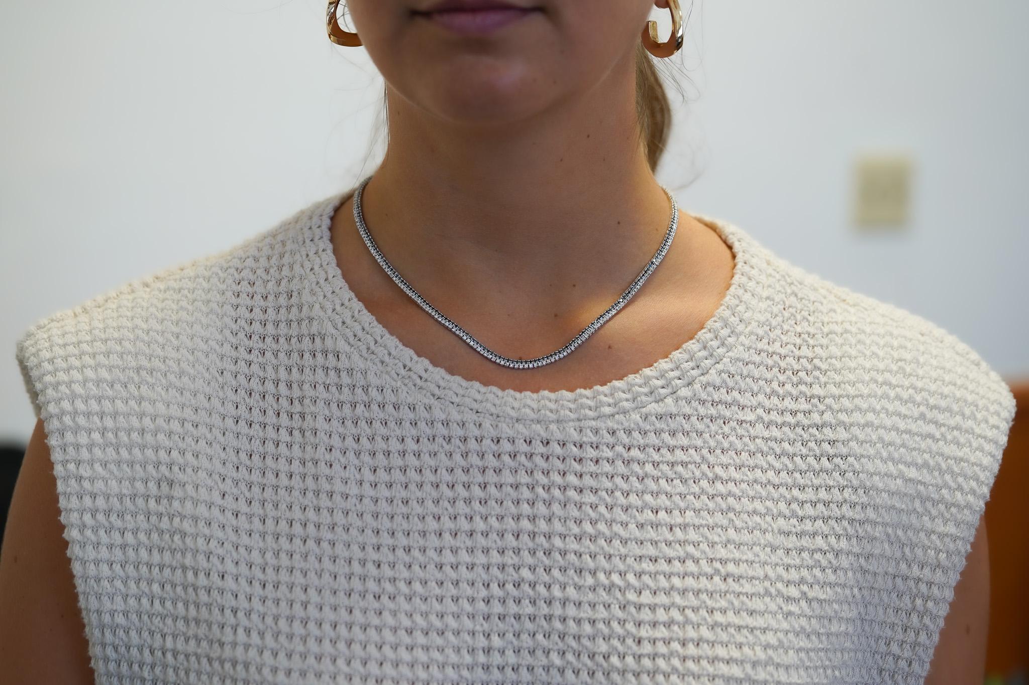 Taille ronde Collier à deux rangs en or blanc 18 carats avec diamants noirs et blancs de 7 carats en vente