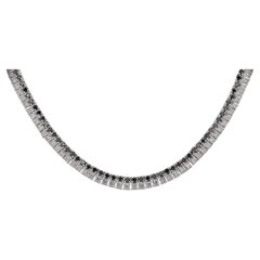 Collar de dos vueltas de diamantes blancos y negros de 7 quilates en oro blanco de 18 quilates