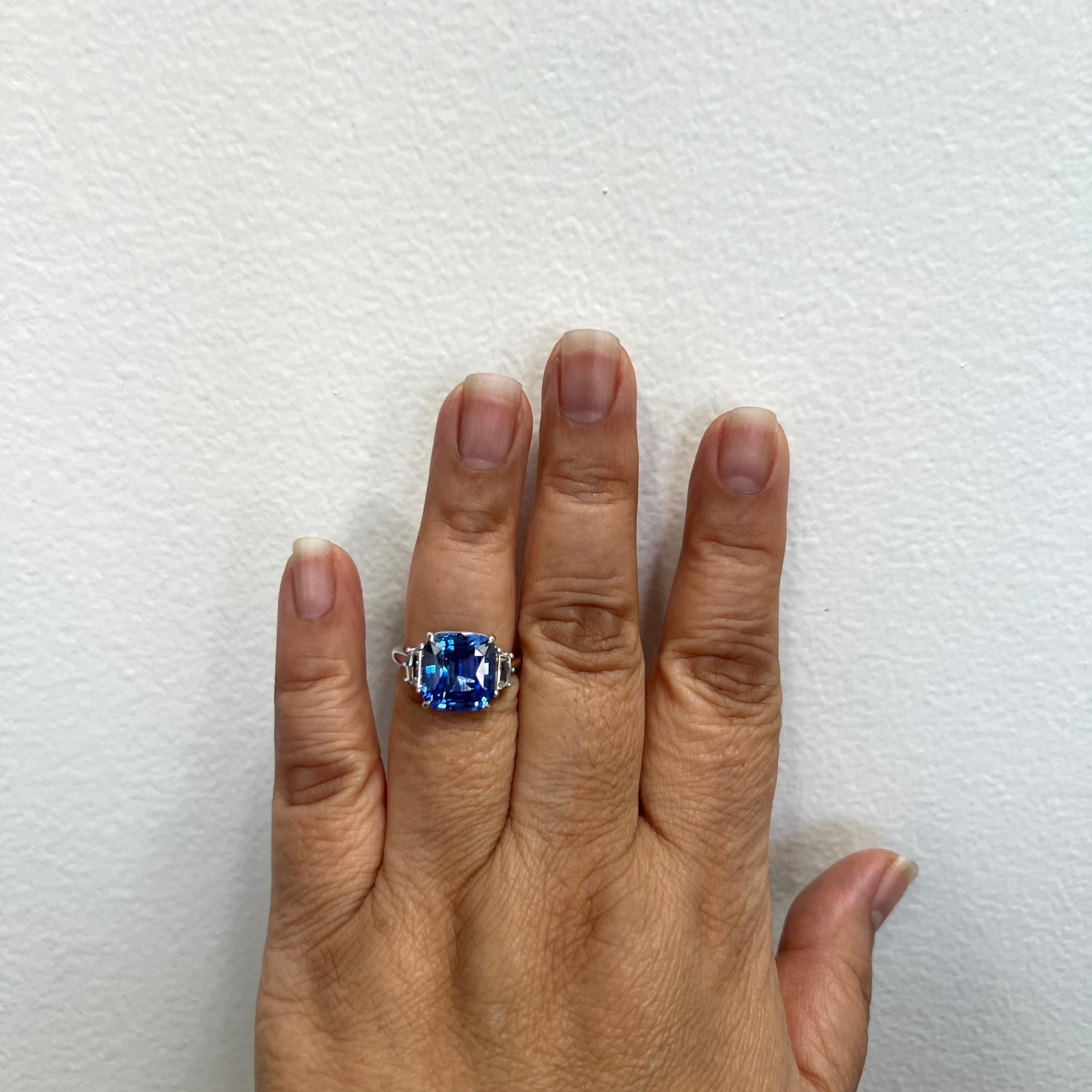 Magnifique saphir bleu en coussin de 7,56 ct. avec 0,91 ct. de diamants Cadillac de bonne qualité, blancs et brillants.  Fabriqué à la main en or blanc 18 carats.  Bague taille 6.75.
