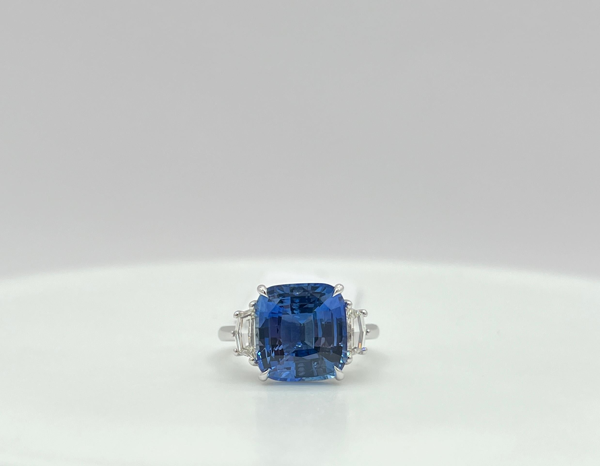 Taille coussin Bague saphir bleu 7 carats, coussin et diamant Cadillac en or blanc 18 carats en vente