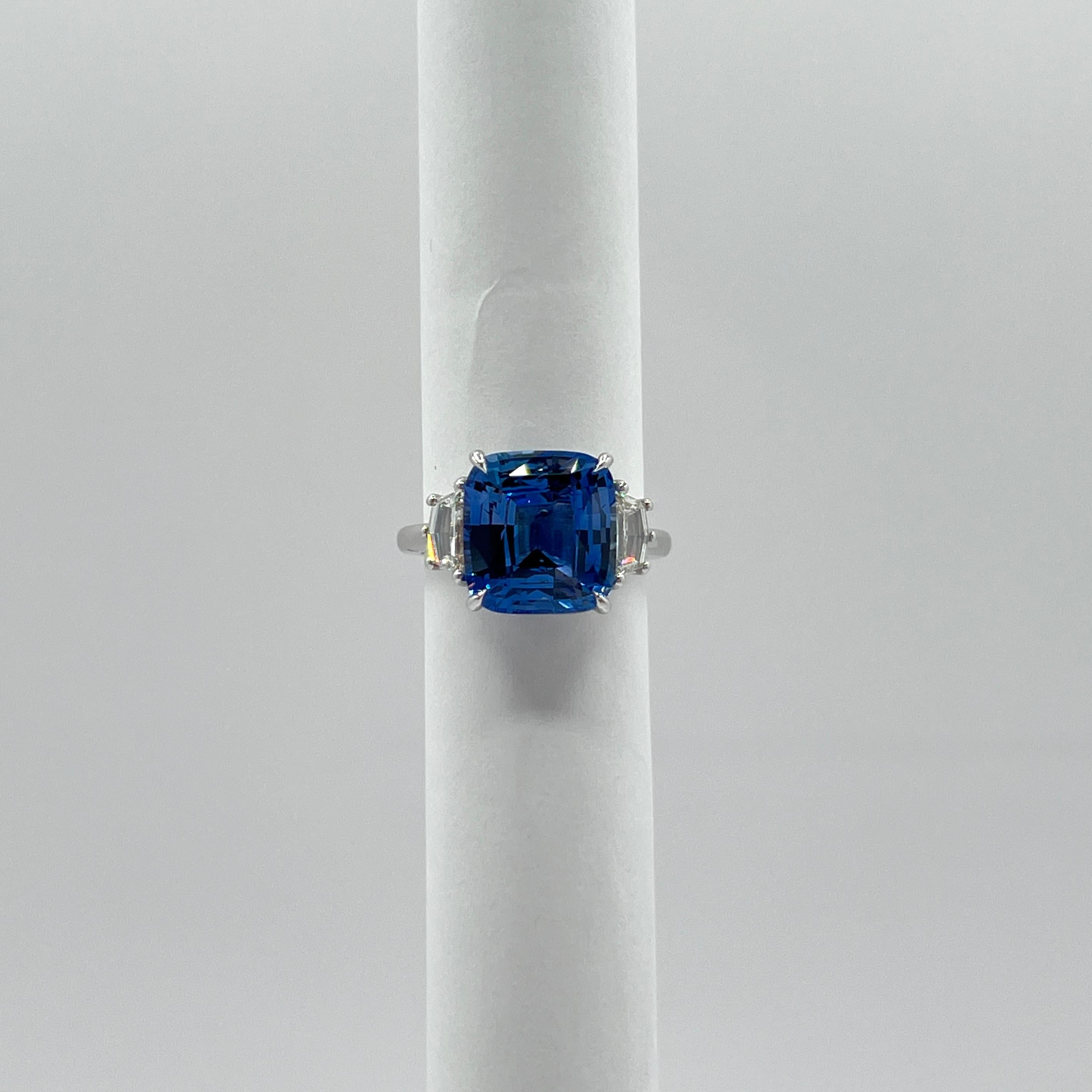 Bague saphir bleu 7 carats, coussin et diamant Cadillac en or blanc 18 carats Neuf - En vente à Los Angeles, CA