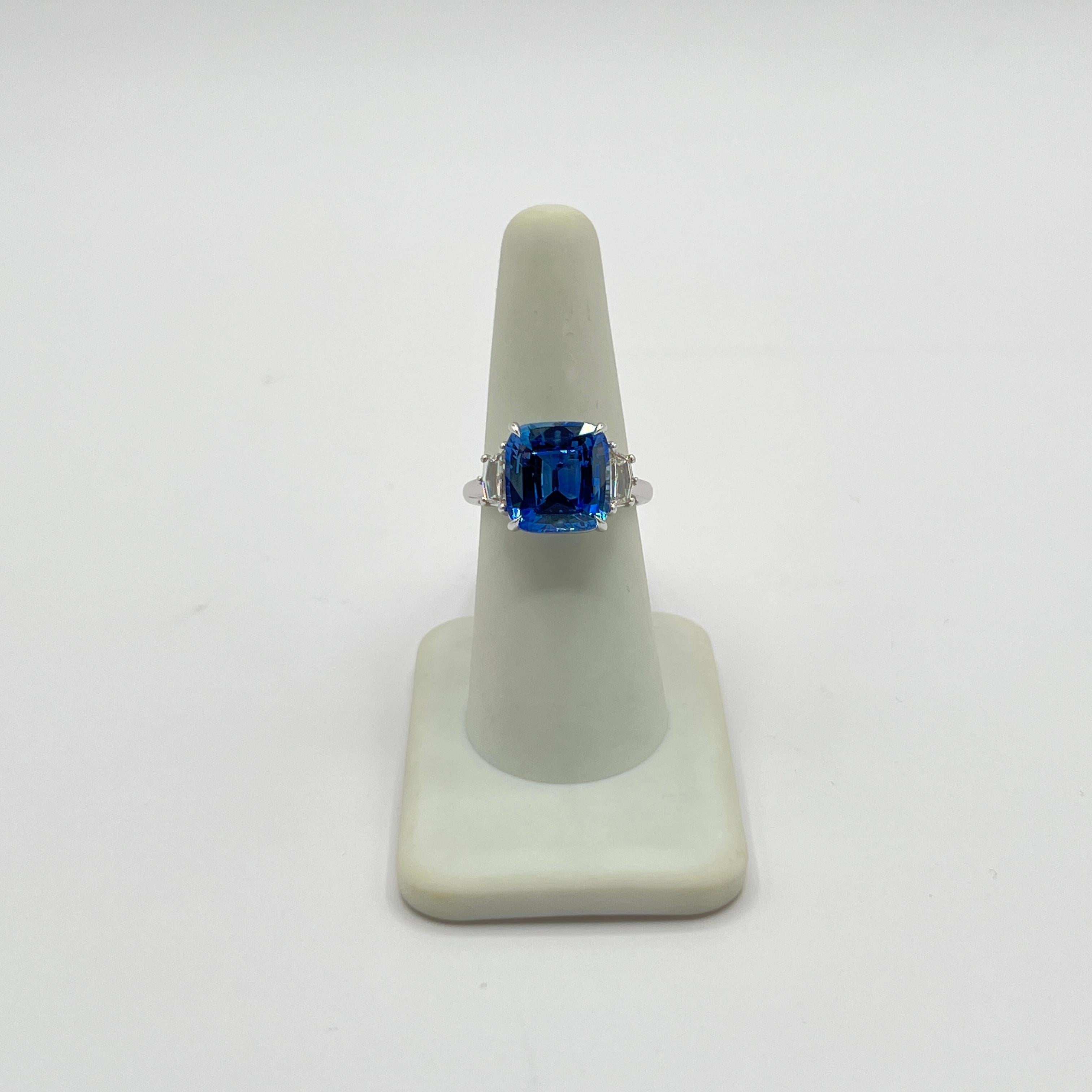 Bague saphir bleu 7 carats, coussin et diamant Cadillac en or blanc 18 carats Unisexe en vente