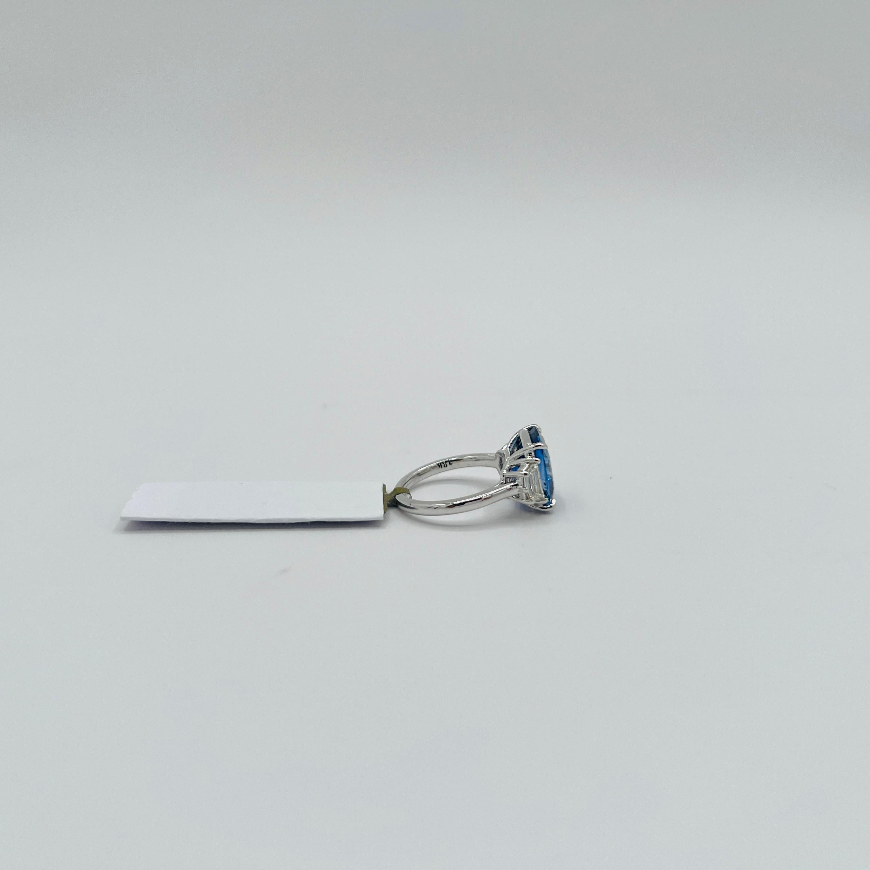 Bague saphir bleu 7 carats, coussin et diamant Cadillac en or blanc 18 carats en vente 1
