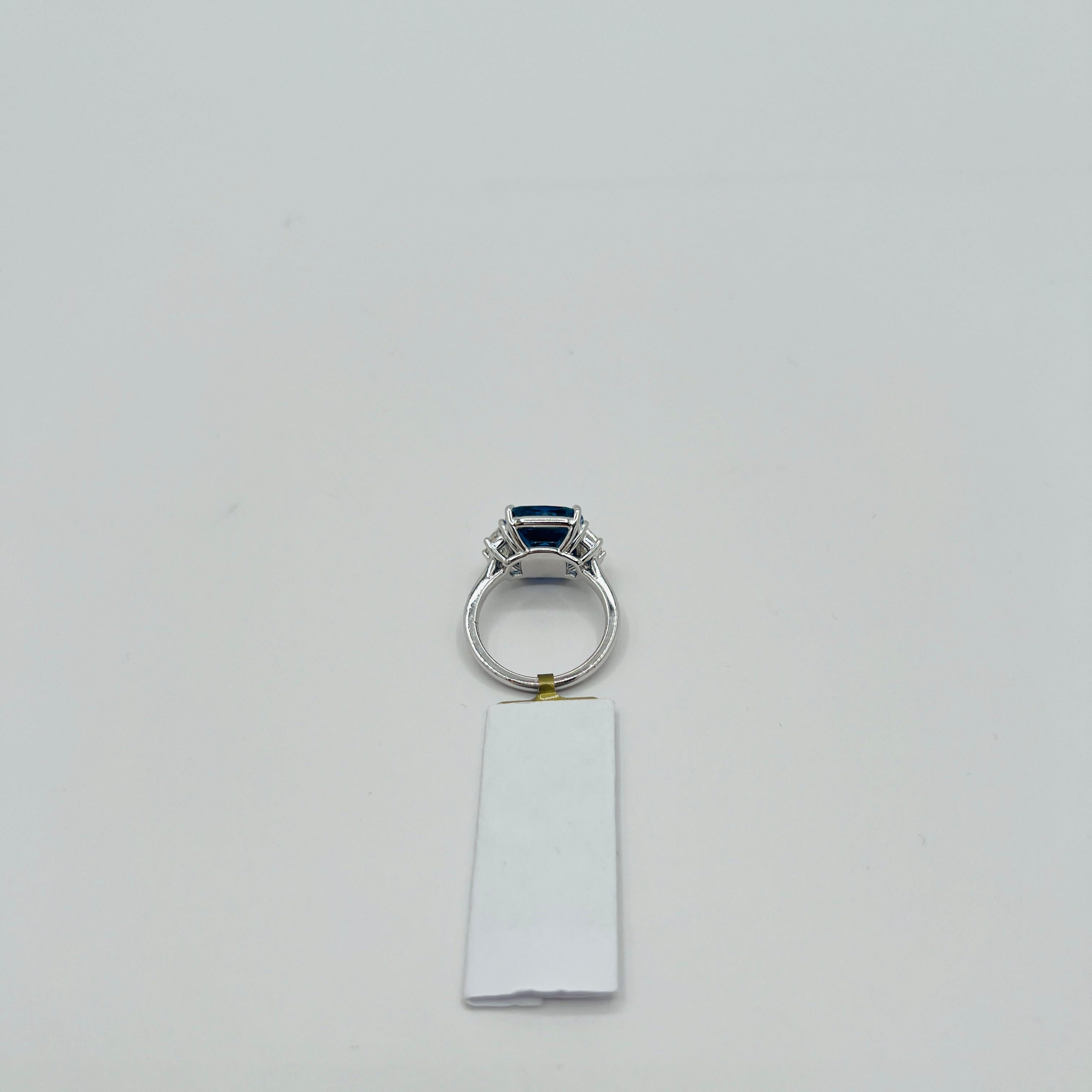 Bague saphir bleu 7 carats, coussin et diamant Cadillac en or blanc 18 carats en vente 2