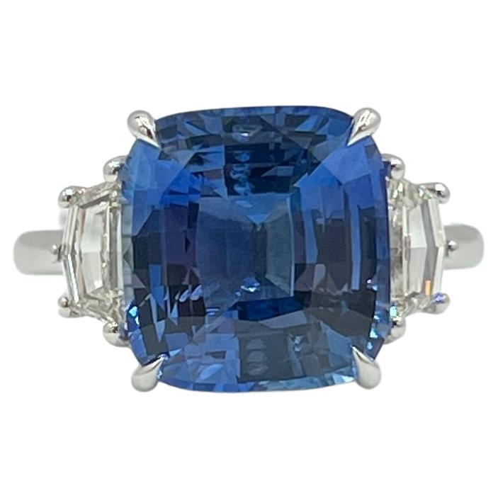Bague saphir bleu 7 carats, coussin et diamant Cadillac en or blanc 18 carats en vente