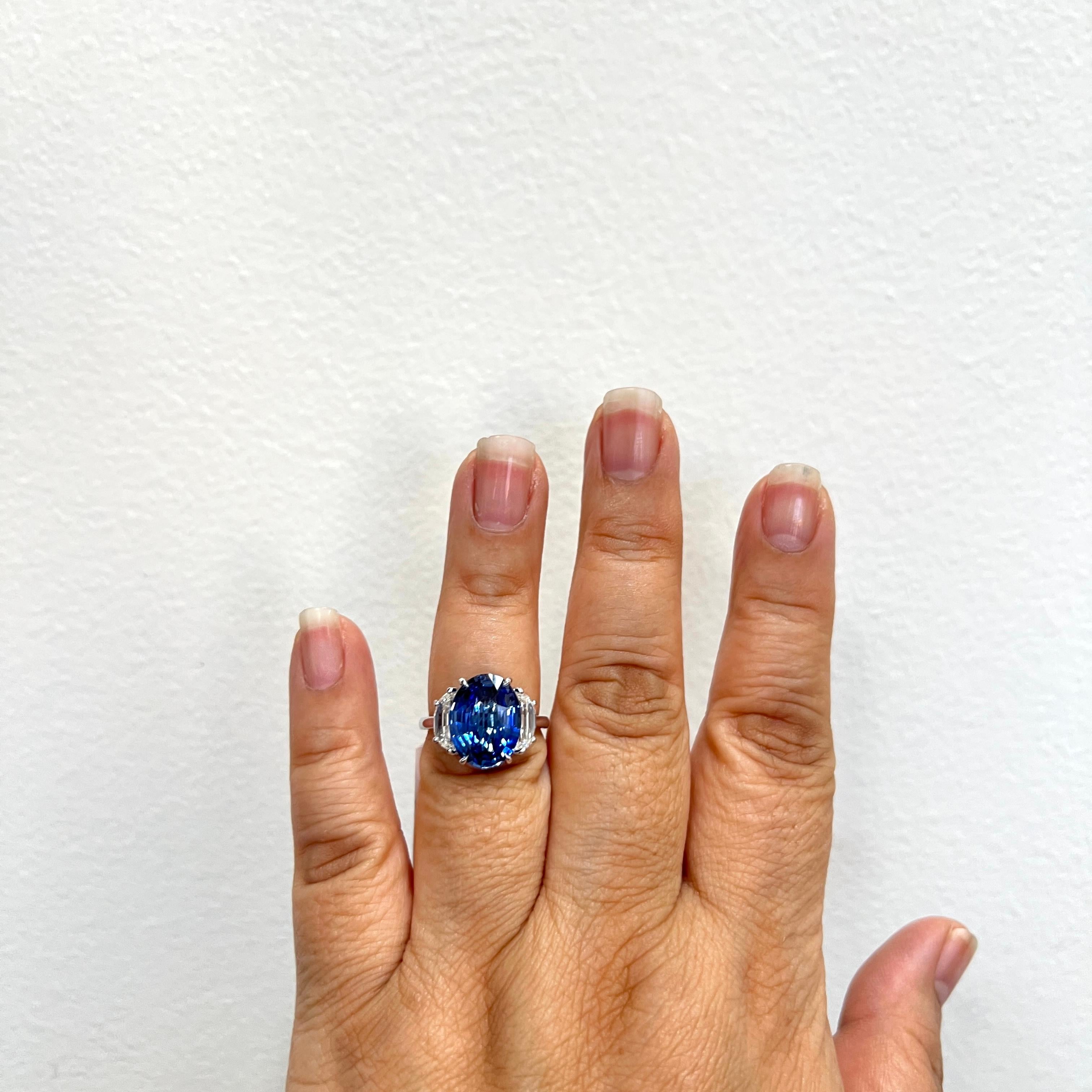 Magnifique ovale de saphir bleu de 7,53 ct. et demi-lune de diamant blanc de 0,73 ct. de bonne qualité.  Fabriqué à la main en or blanc 18 carats.  Bague taille 6.5.