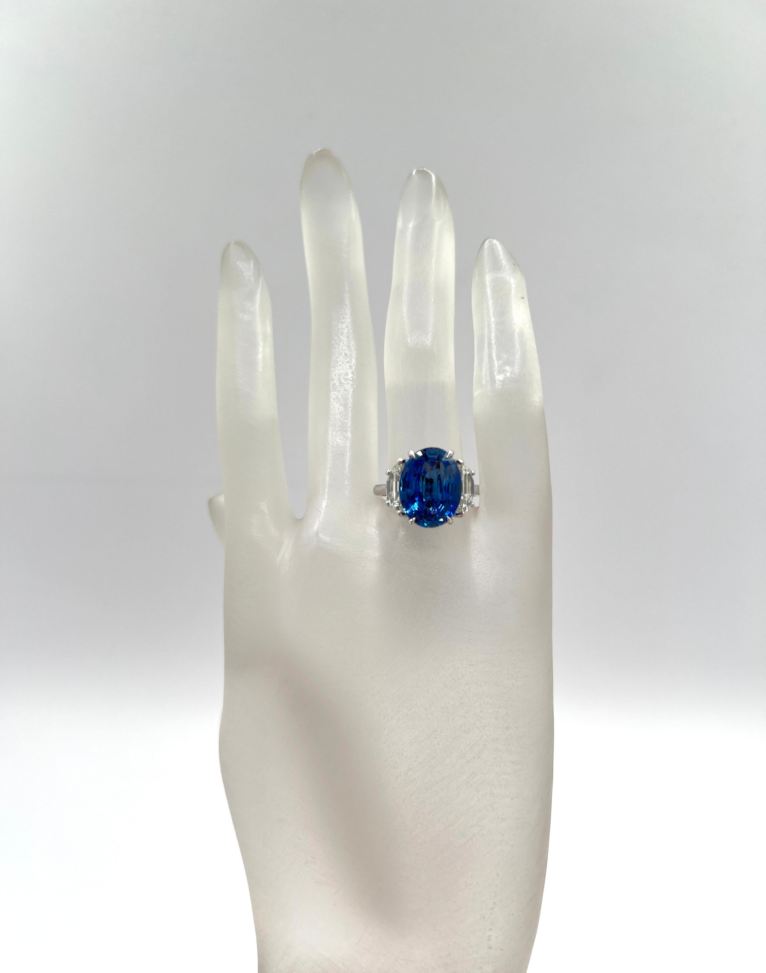 Taille ovale Bague ovale saphir bleu 7 carats et diamant demi-lune en or blanc 18 carats en vente