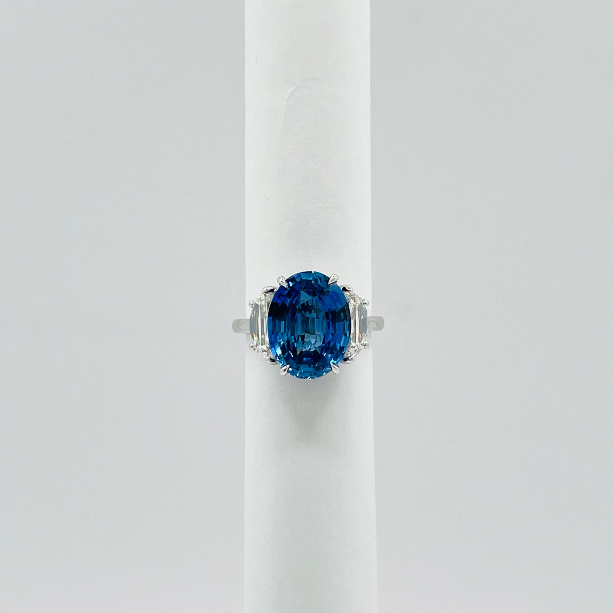 Bague ovale saphir bleu 7 carats et diamant demi-lune en or blanc 18 carats Neuf - En vente à Los Angeles, CA