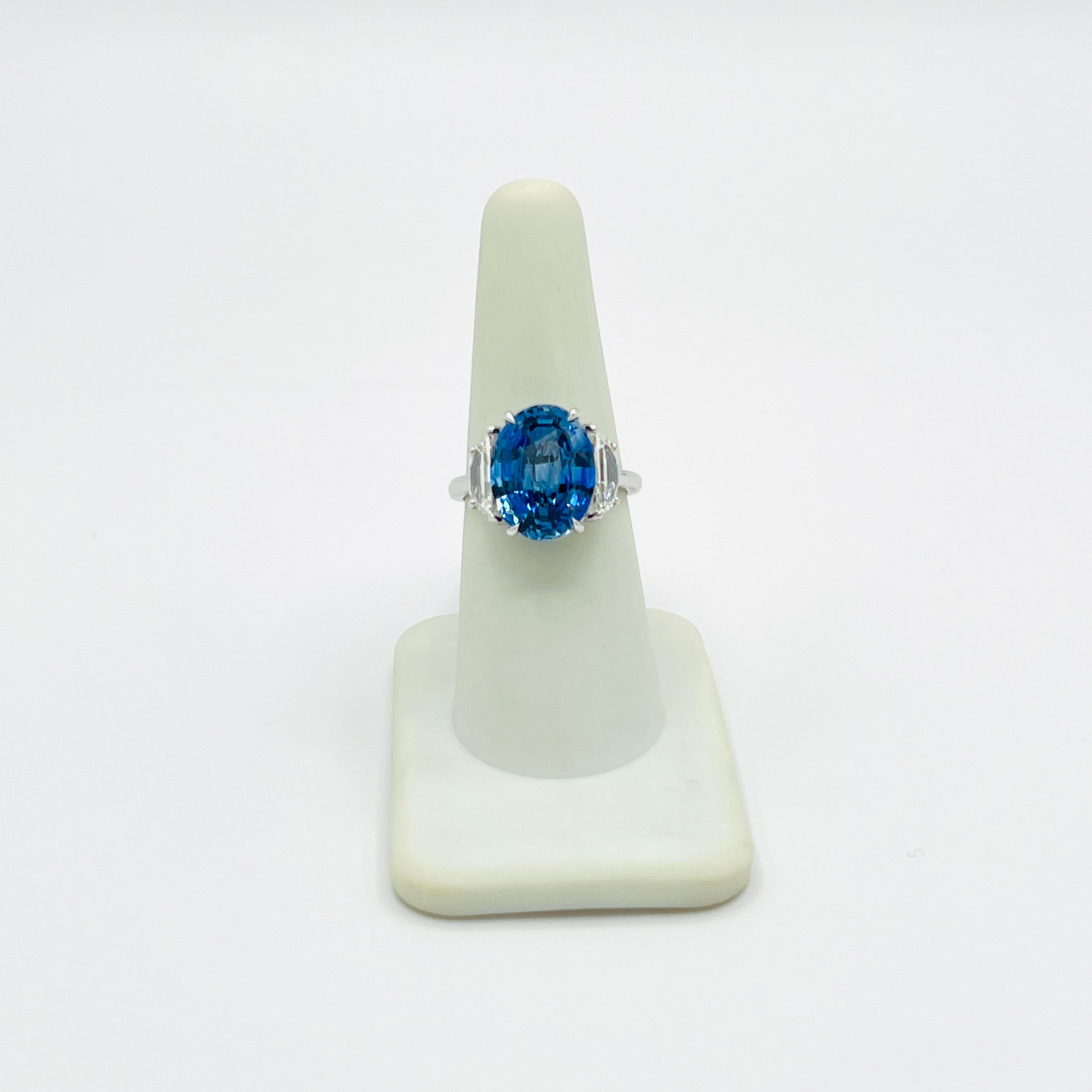 Bague ovale saphir bleu 7 carats et diamant demi-lune en or blanc 18 carats Unisexe en vente