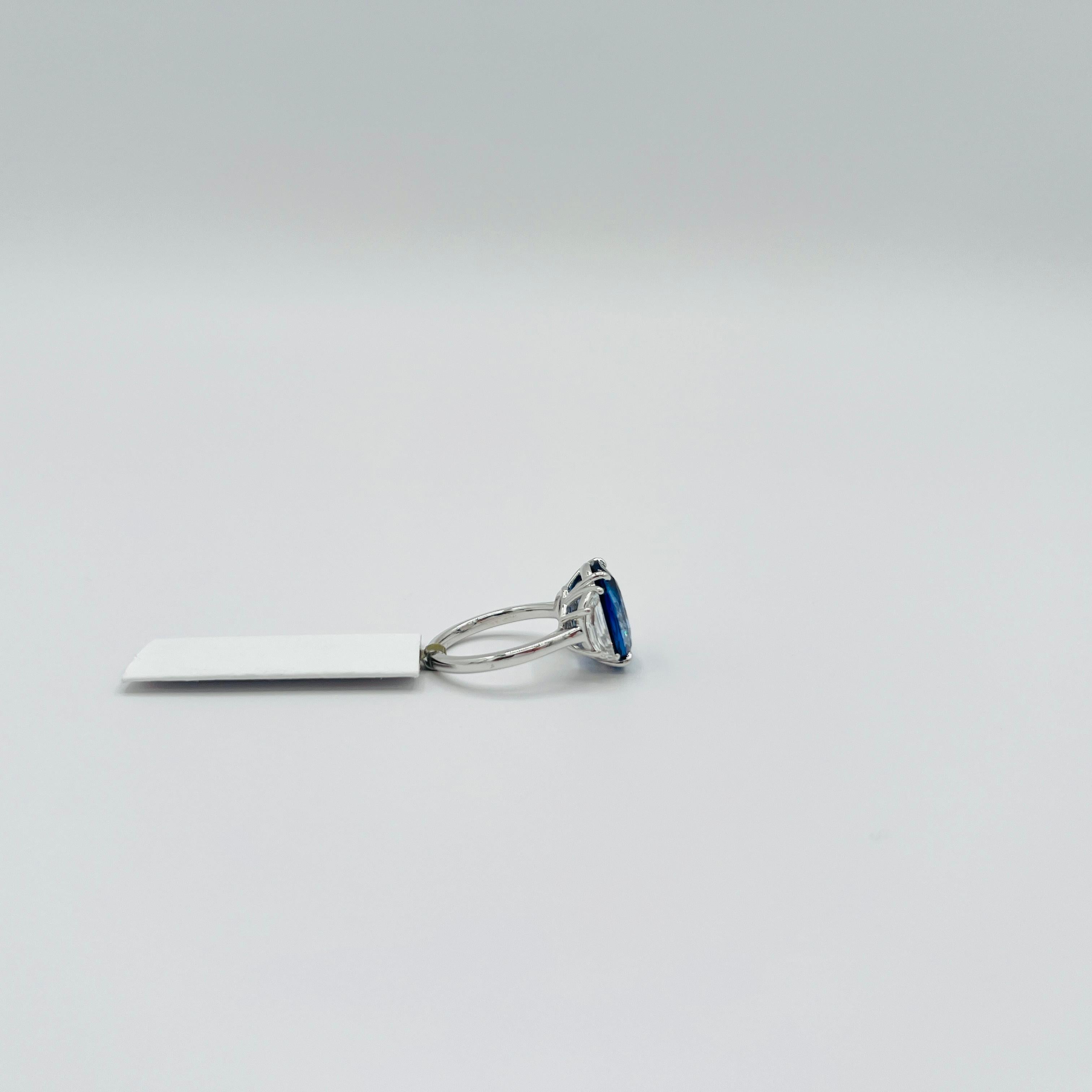 Bague ovale saphir bleu 7 carats et diamant demi-lune en or blanc 18 carats en vente 1