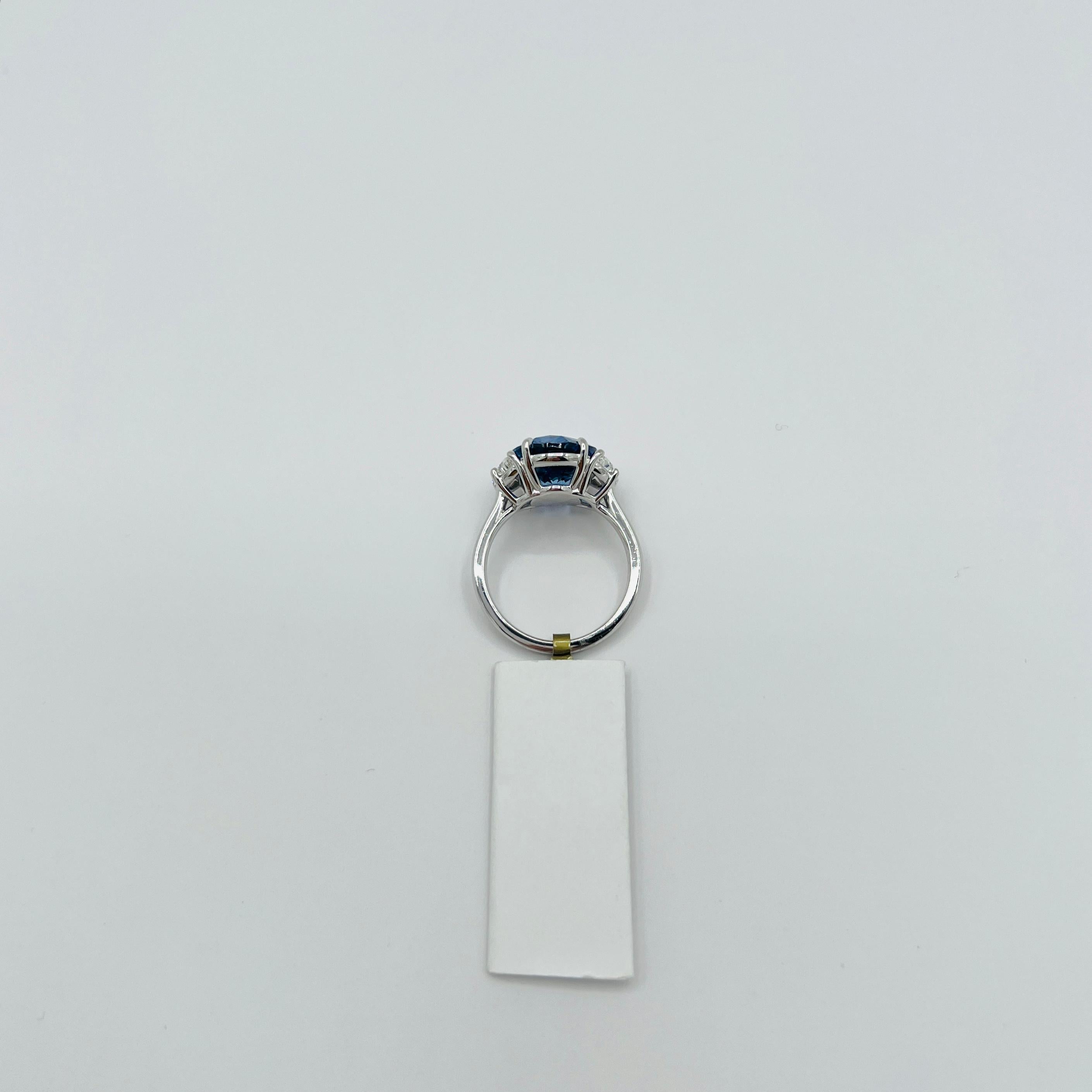 Bague ovale saphir bleu 7 carats et diamant demi-lune en or blanc 18 carats en vente 2