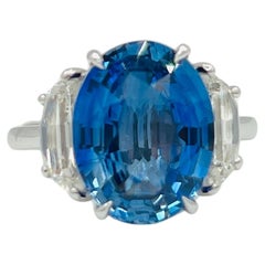 Bague ovale saphir bleu 7 carats et diamant demi-lune en or blanc 18 carats