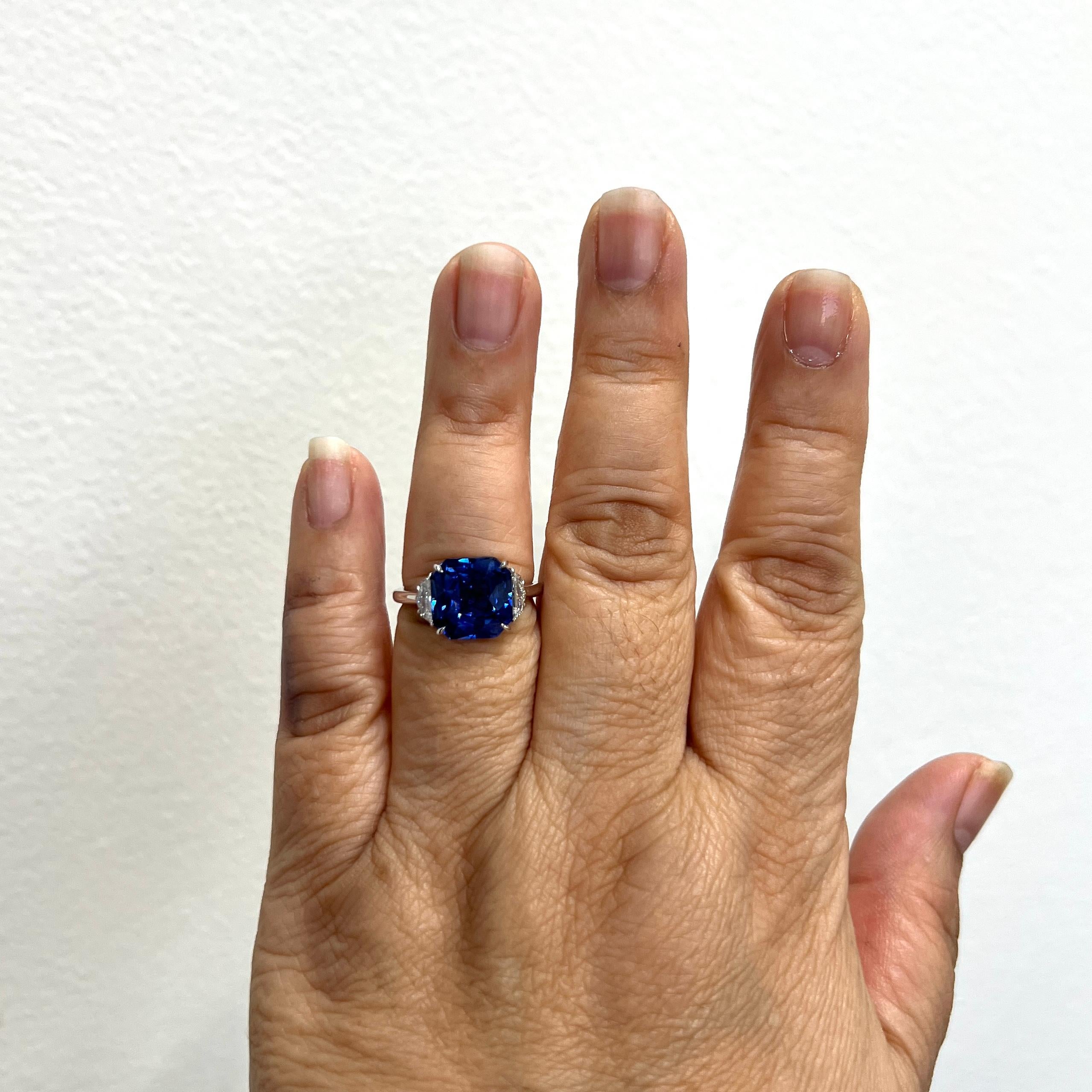 Magnifique saphir bleu radiant de 7,09 ct. avec 0,53 ct. de diamant blanc taillé en cadillac.  Fabriqué à la main en or blanc 18 carats.  Bague taille 6.75.