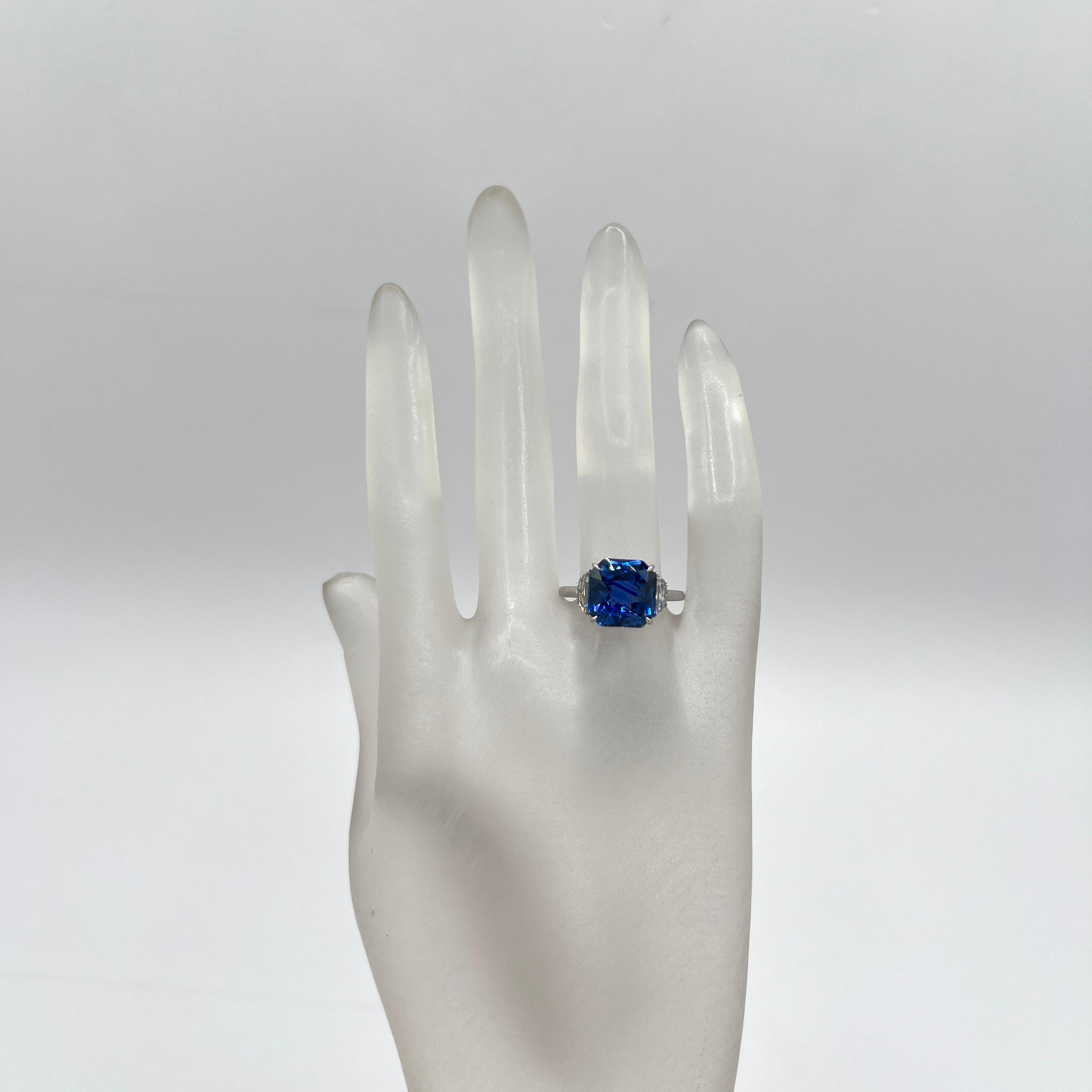 Taille radiant 7 Carat Blue Sapphire Radiant and White Diamond 3 Stone Ring in 18K (bague à 3 pierres en saphir bleu, diamant blanc et radiant) en vente