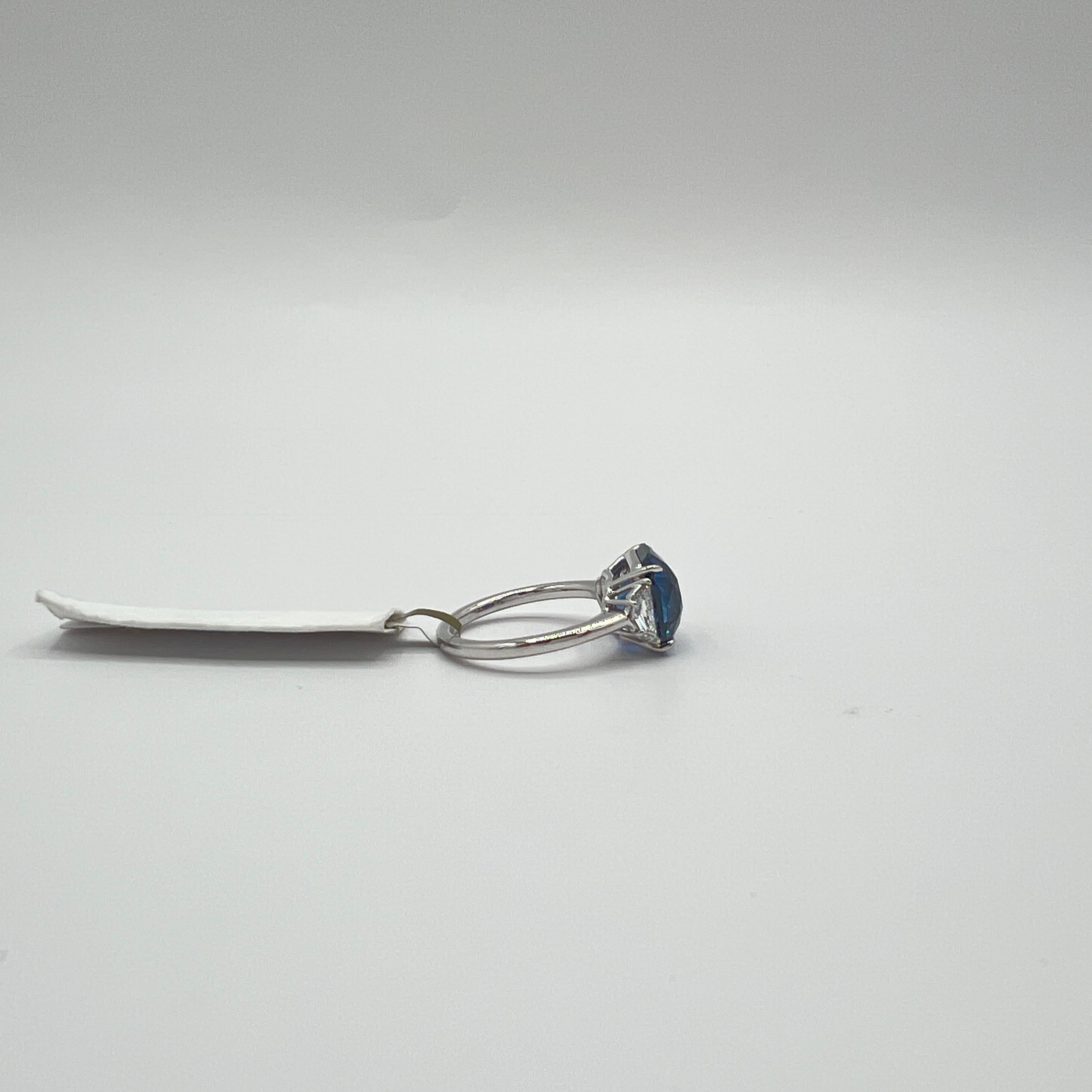 7 Carat Blue Sapphire Radiant and White Diamond 3 Stone Ring in 18K (bague à 3 pierres en saphir bleu, diamant blanc et radiant) en vente 1