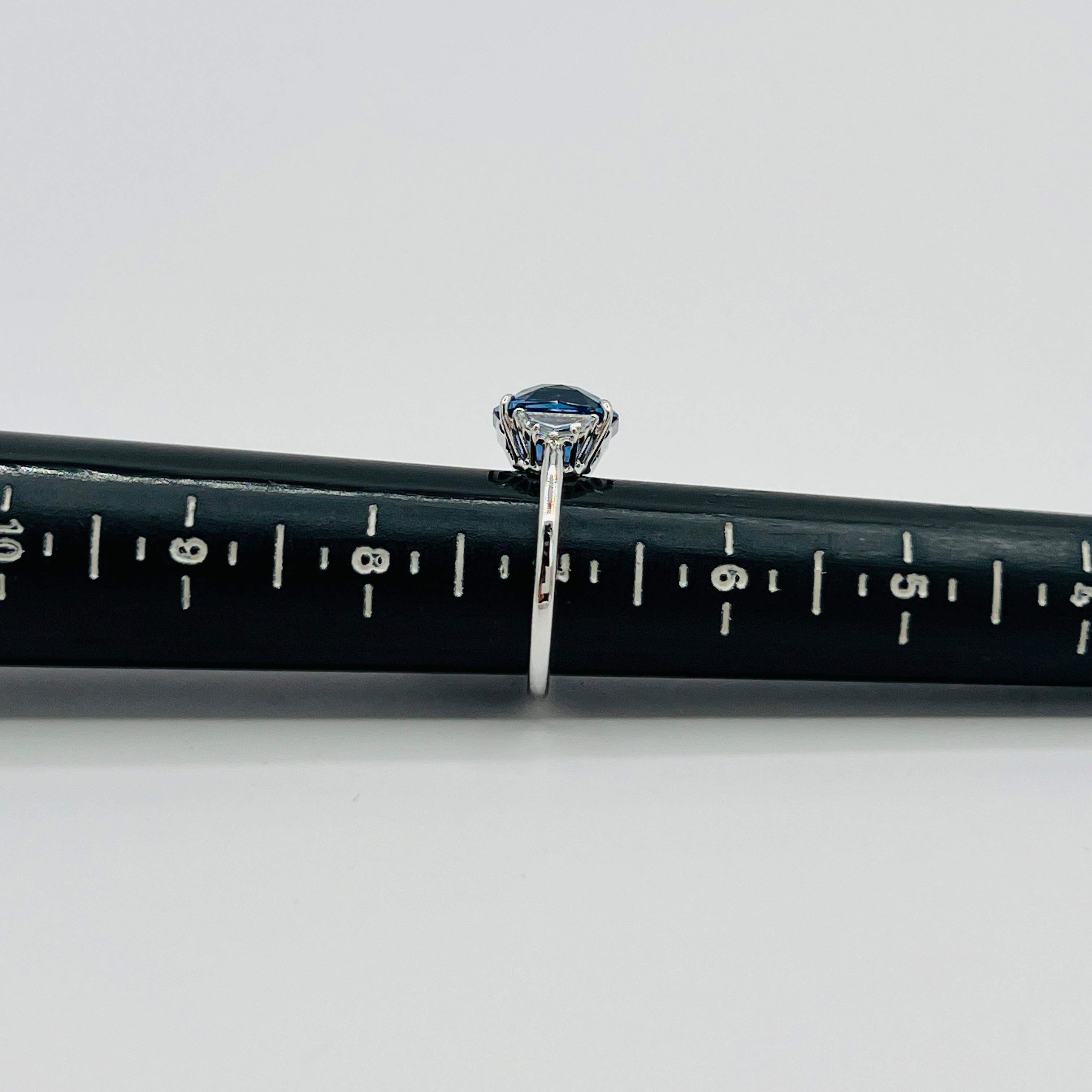 7 Carat Blue Sapphire Radiant and White Diamond 3 Stone Ring in 18K (bague à 3 pierres en saphir bleu, diamant blanc et radiant) en vente 2