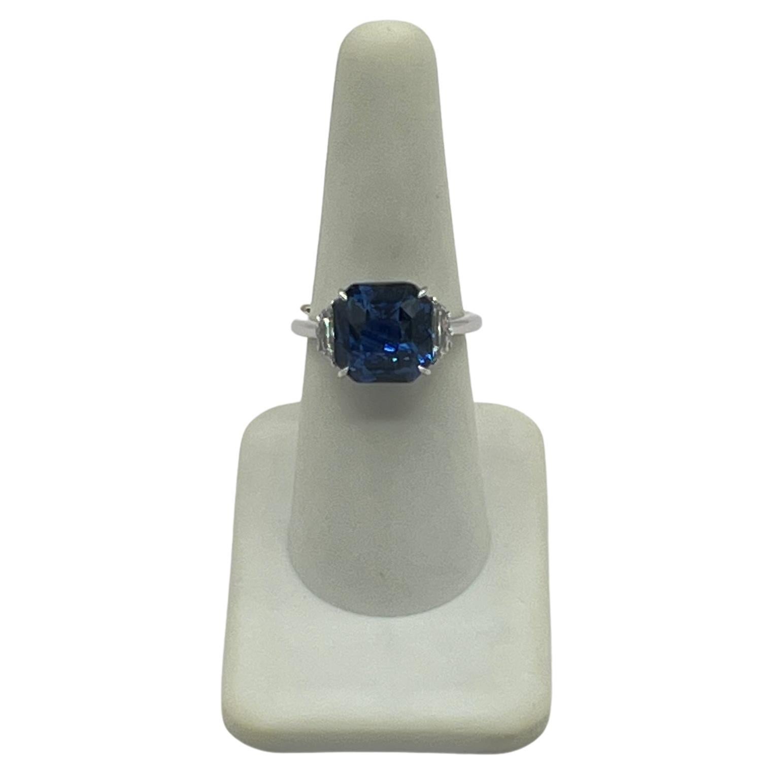 7 Carat Blue Sapphire Radiant and White Diamond 3 Stone Ring in 18K (bague à 3 pierres en saphir bleu, diamant blanc et radiant) en vente