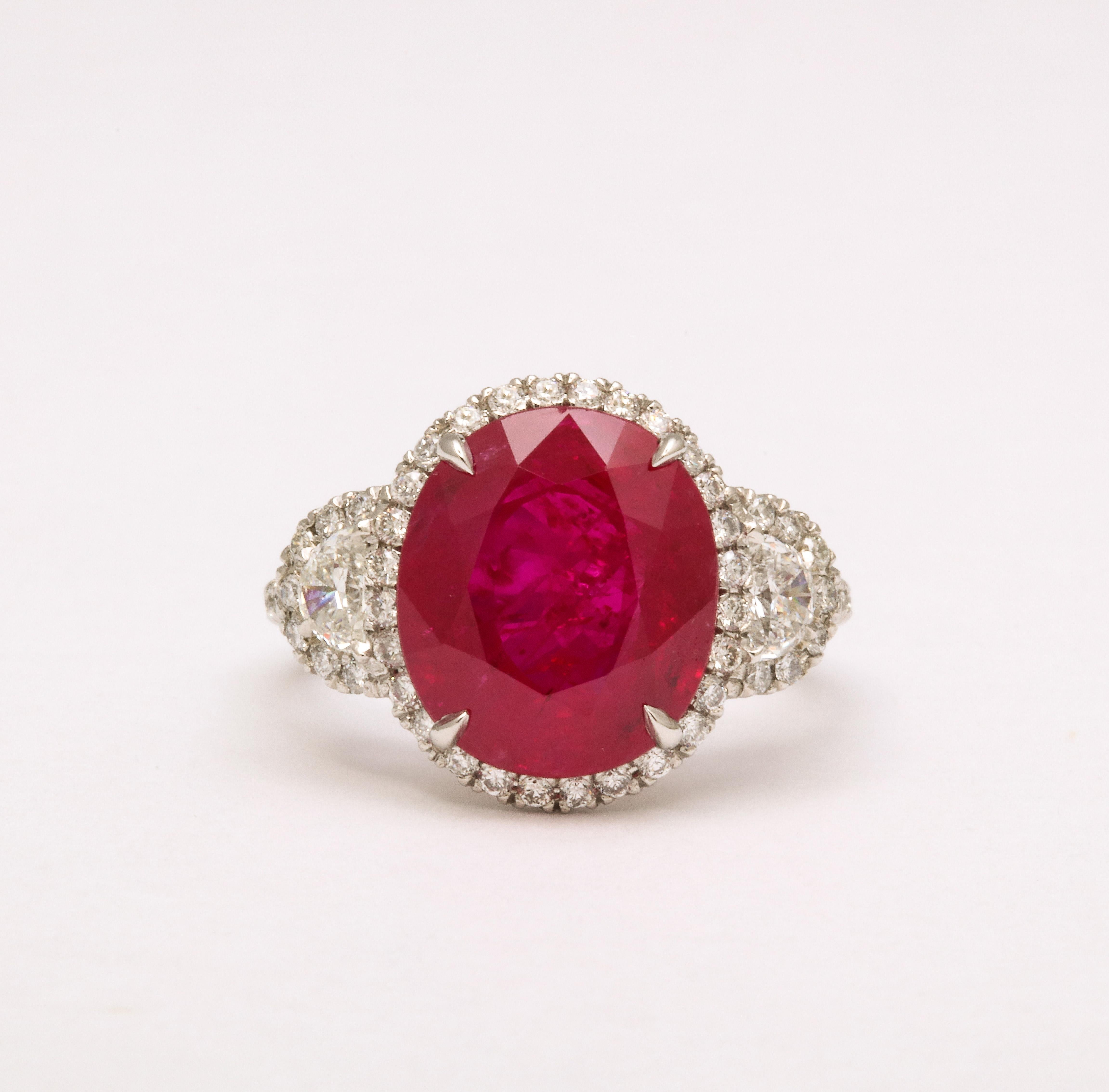 7 Karat Ring mit Burma-Rubin und Diamant (Ovalschliff) im Angebot