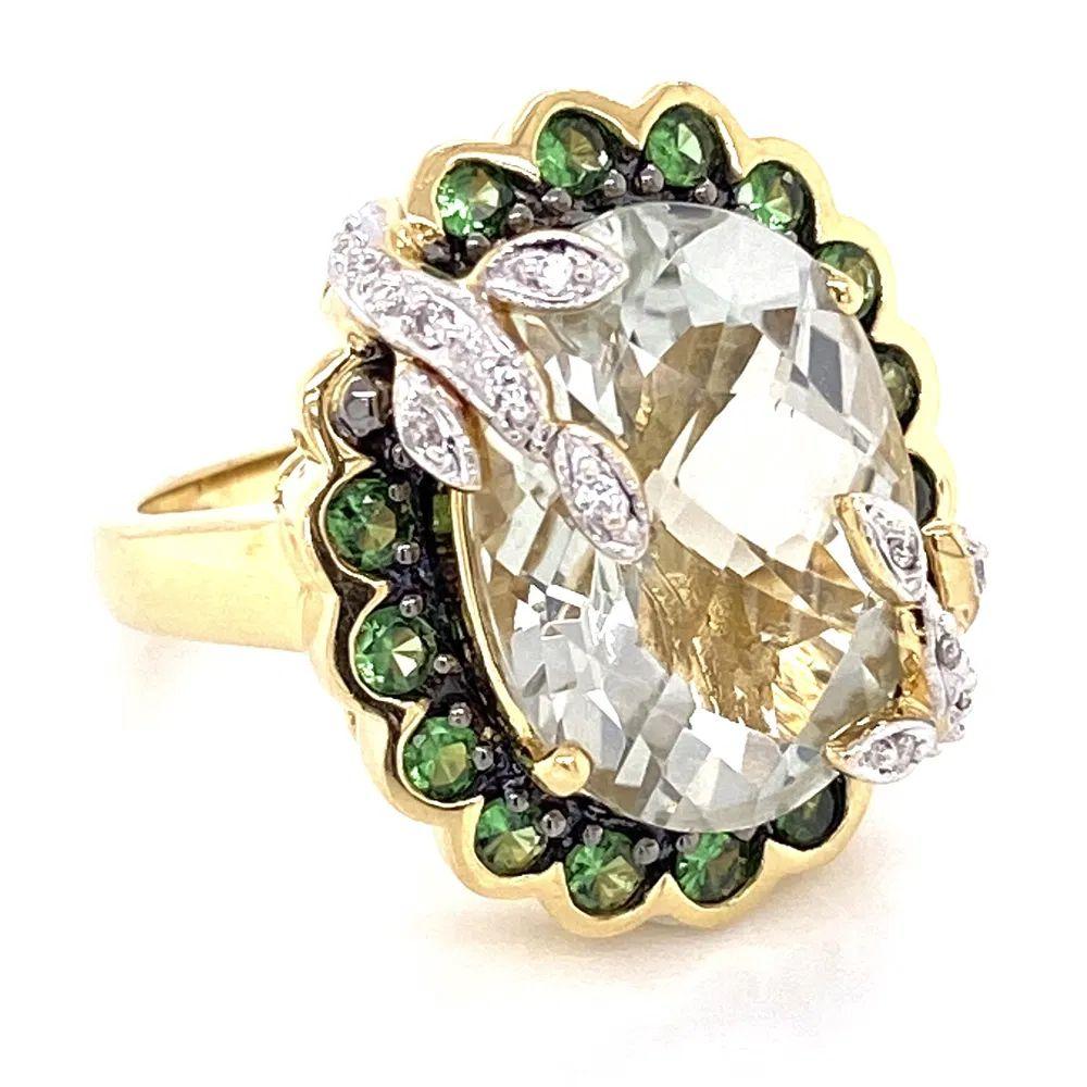 Semplicemente bello! Anello a scacchiera con prasiolite, tsavorite e diamanti, finemente dettagliato. Al centro una Prasiolite a scacchiera da 7 carati incastonata a mano. Circondato da tsavoriti e diamanti, circa 0,16tcw. Montaggio artigianale in