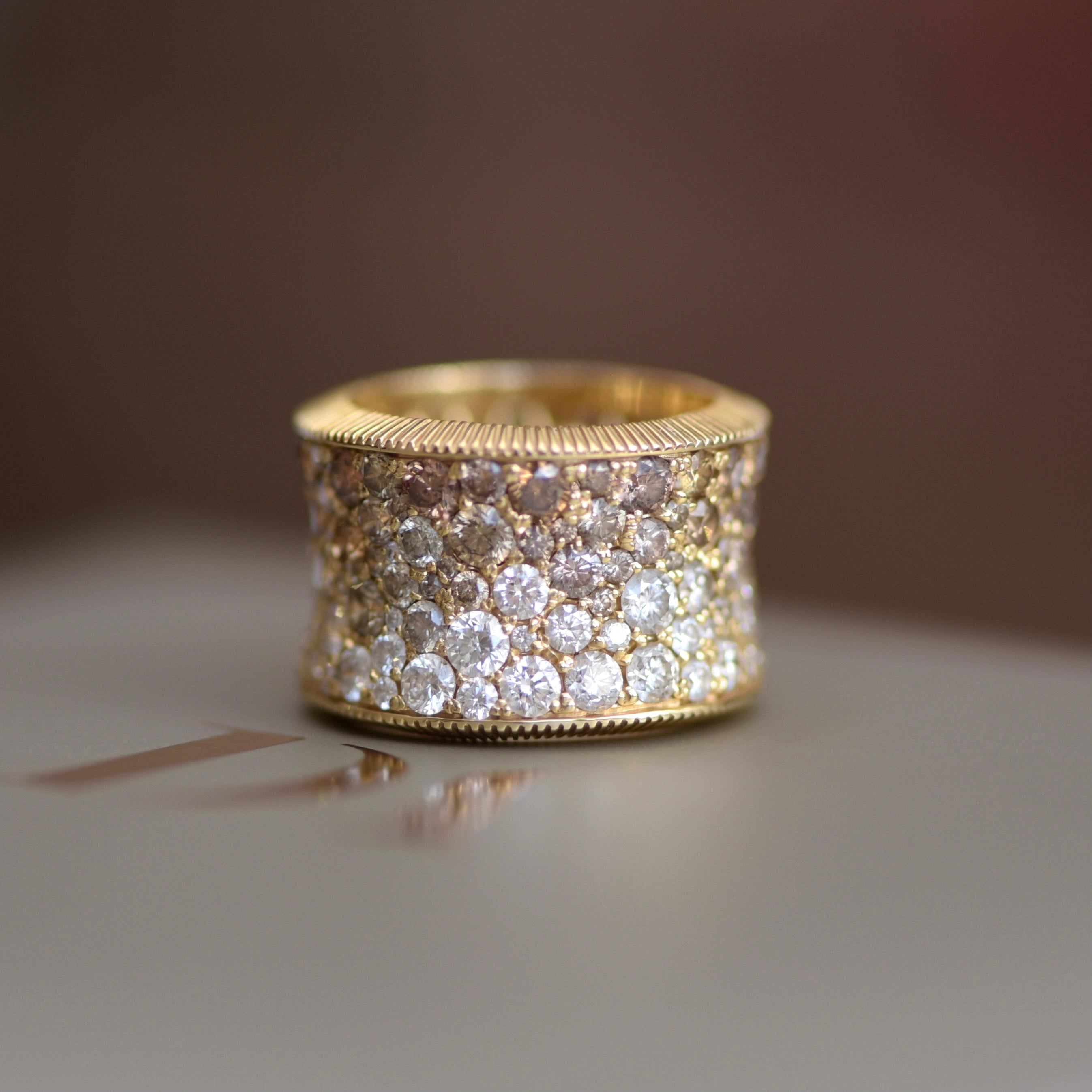 Glow Kollektion von D&A - eine feine Schmuckkollektion, die eine Mischung aus Diamanten in Mikropave-Fassung und stilvollen Designs zeigt. 
Dieser Ring ist wirklich etwas Besonderes - kleine weiße und champagnerfarbene Diamanten machen ihn sehr hell