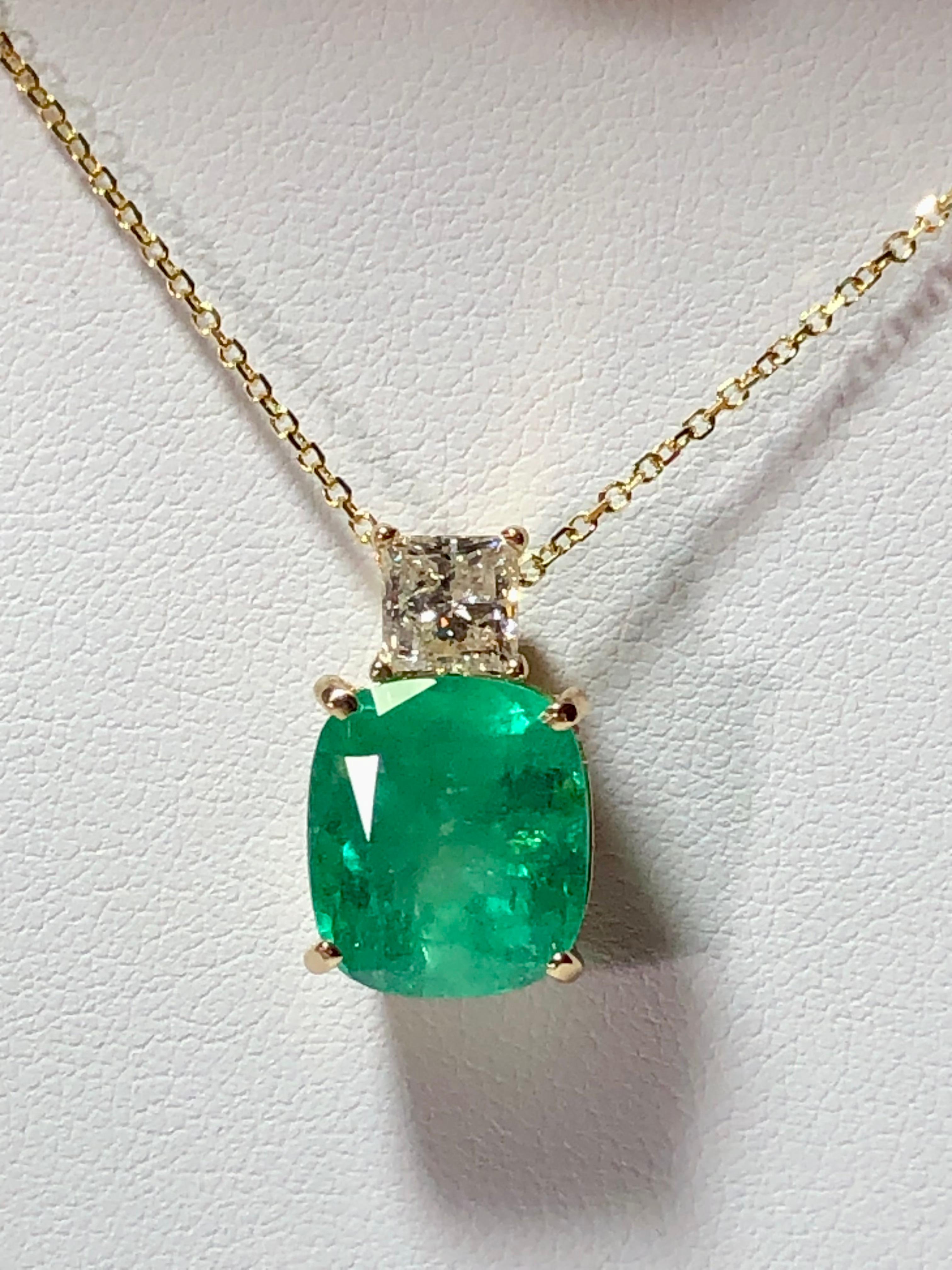 7.00 Carat Cushion Natural Emerald and Diamond Pendant Necklace 18k Yellow Gold  For Sale 5