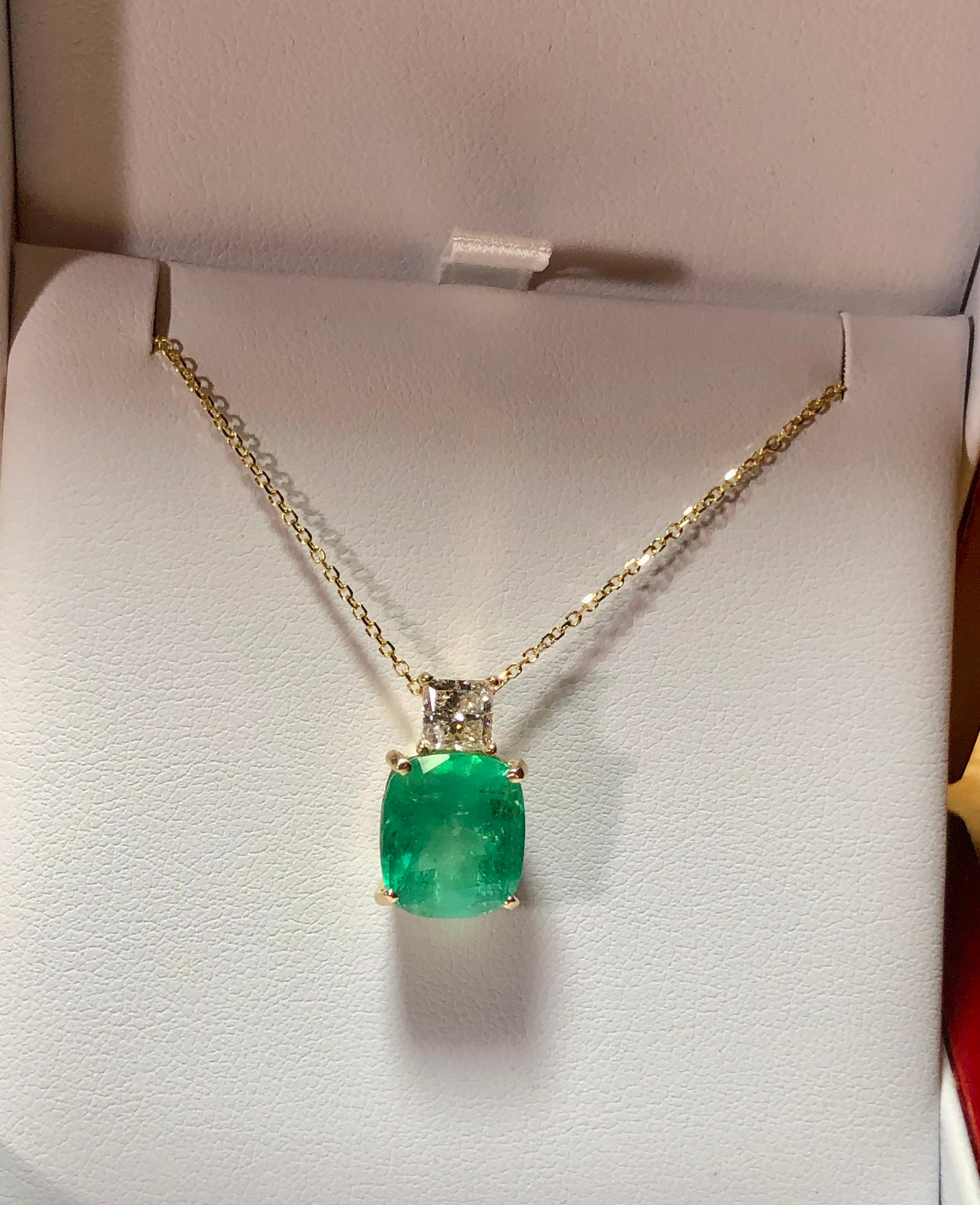 7 Karat Kissenschliff natürlicher Smaragd und Diamant 18k Gelbgold Anhänger Halskette im Angebot 1