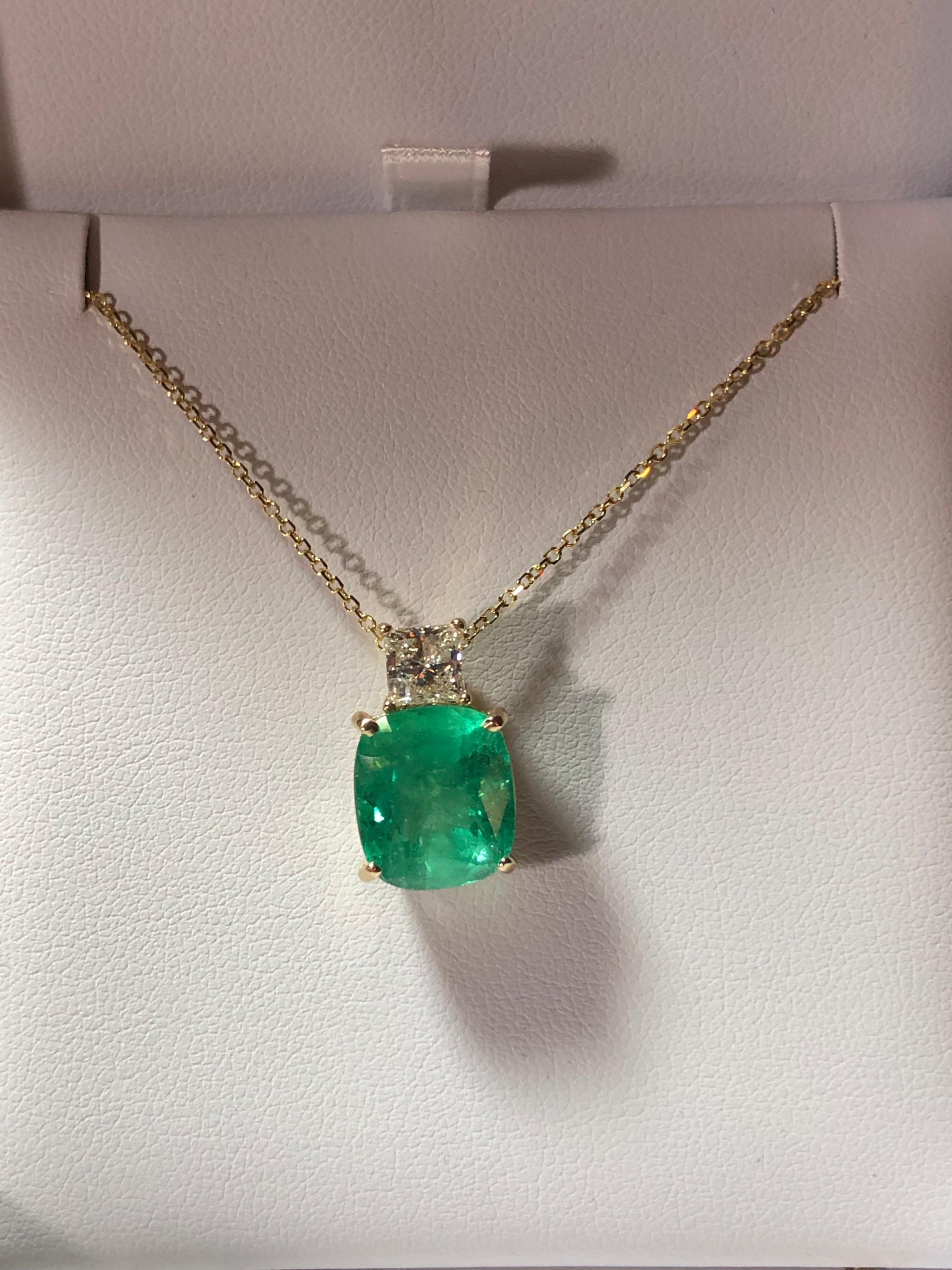 7 Carat Cushion Natural Emerald and Diamond 18k Yellow Gold Pendant Necklace For Sale 6