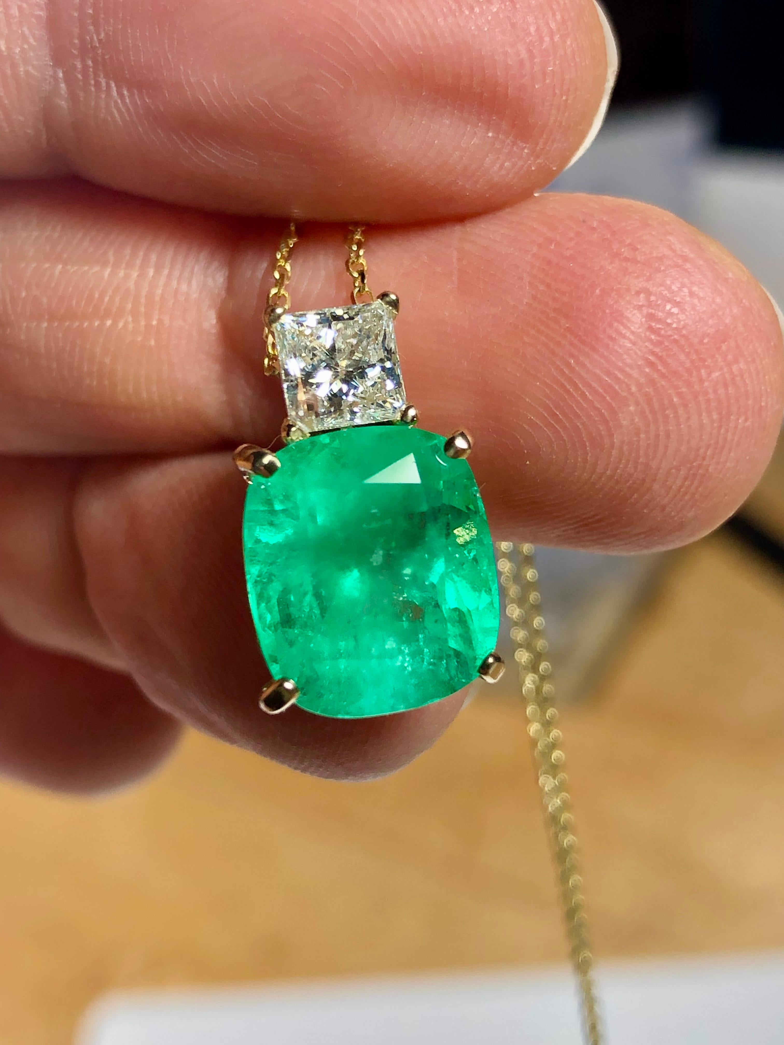 7 Karat Kissenschliff natürlicher Smaragd und Diamant 18k Gelbgold Anhänger Halskette (Art déco) im Angebot
