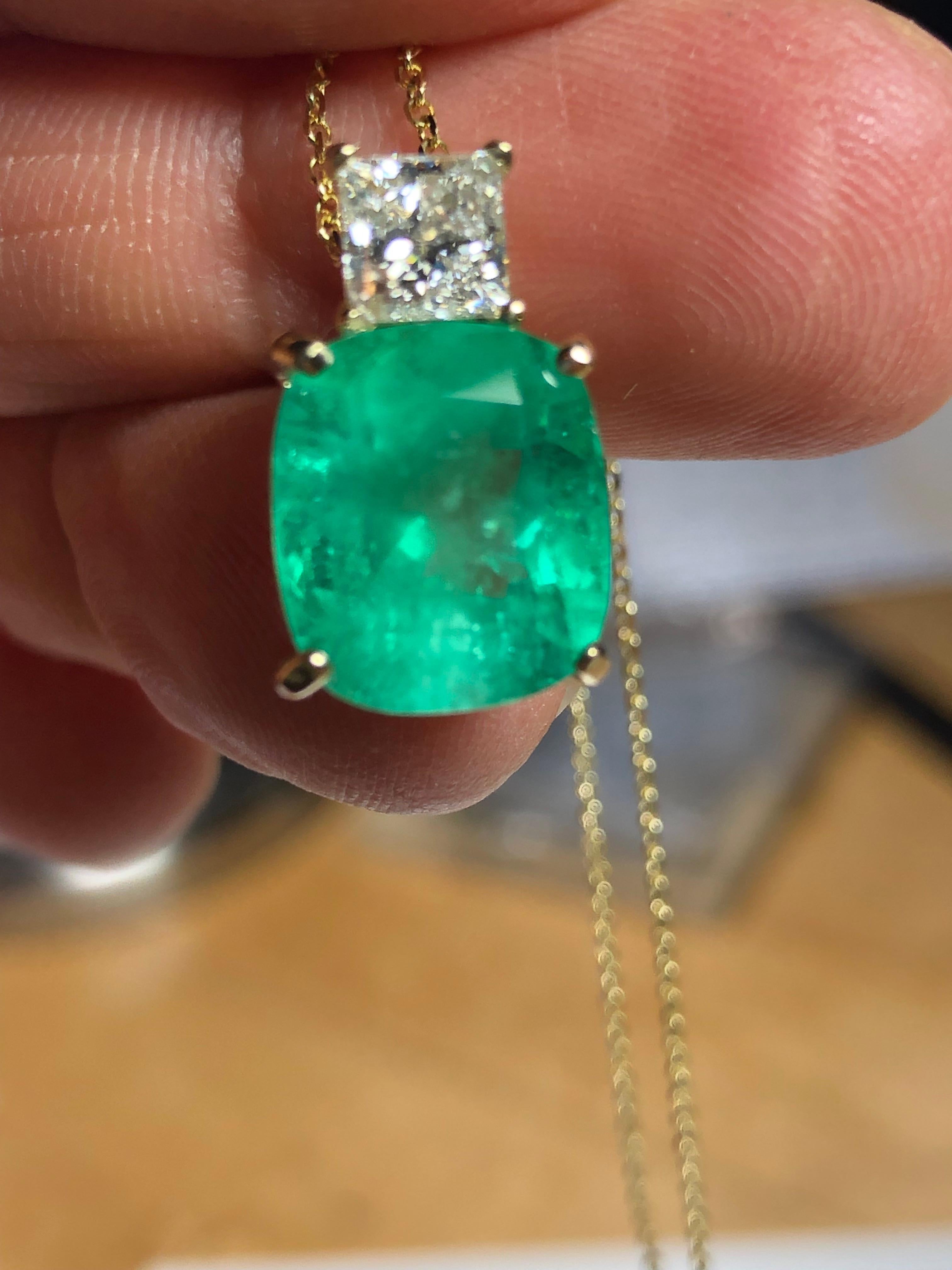 Art Deco 7 Carat Cushion Natural Emerald and Diamond 18k Yellow Gold Pendant Necklace For Sale