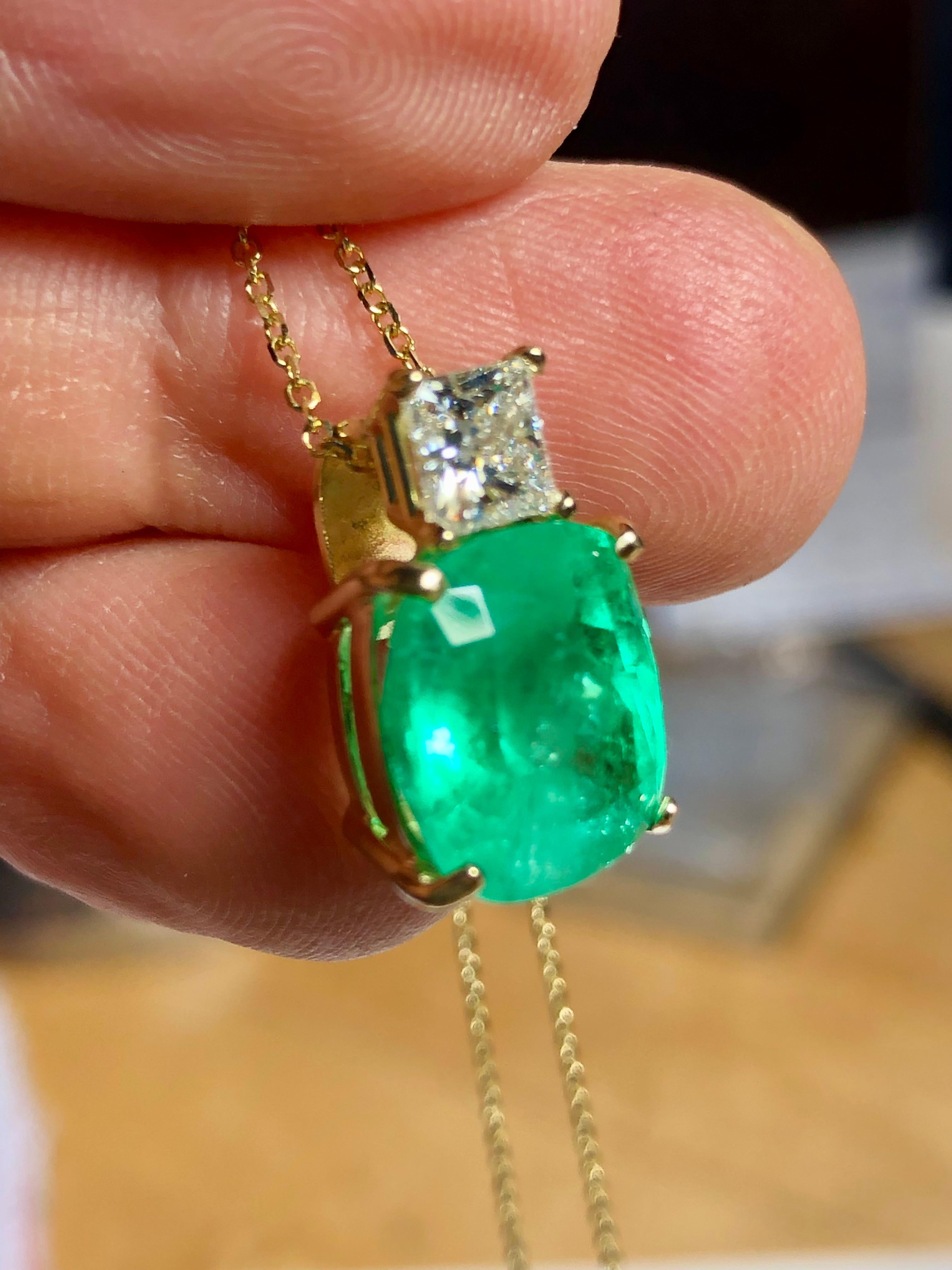 Cushion Cut 7 Carat Cushion Natural Emerald and Diamond 18k Yellow Gold Pendant Necklace For Sale