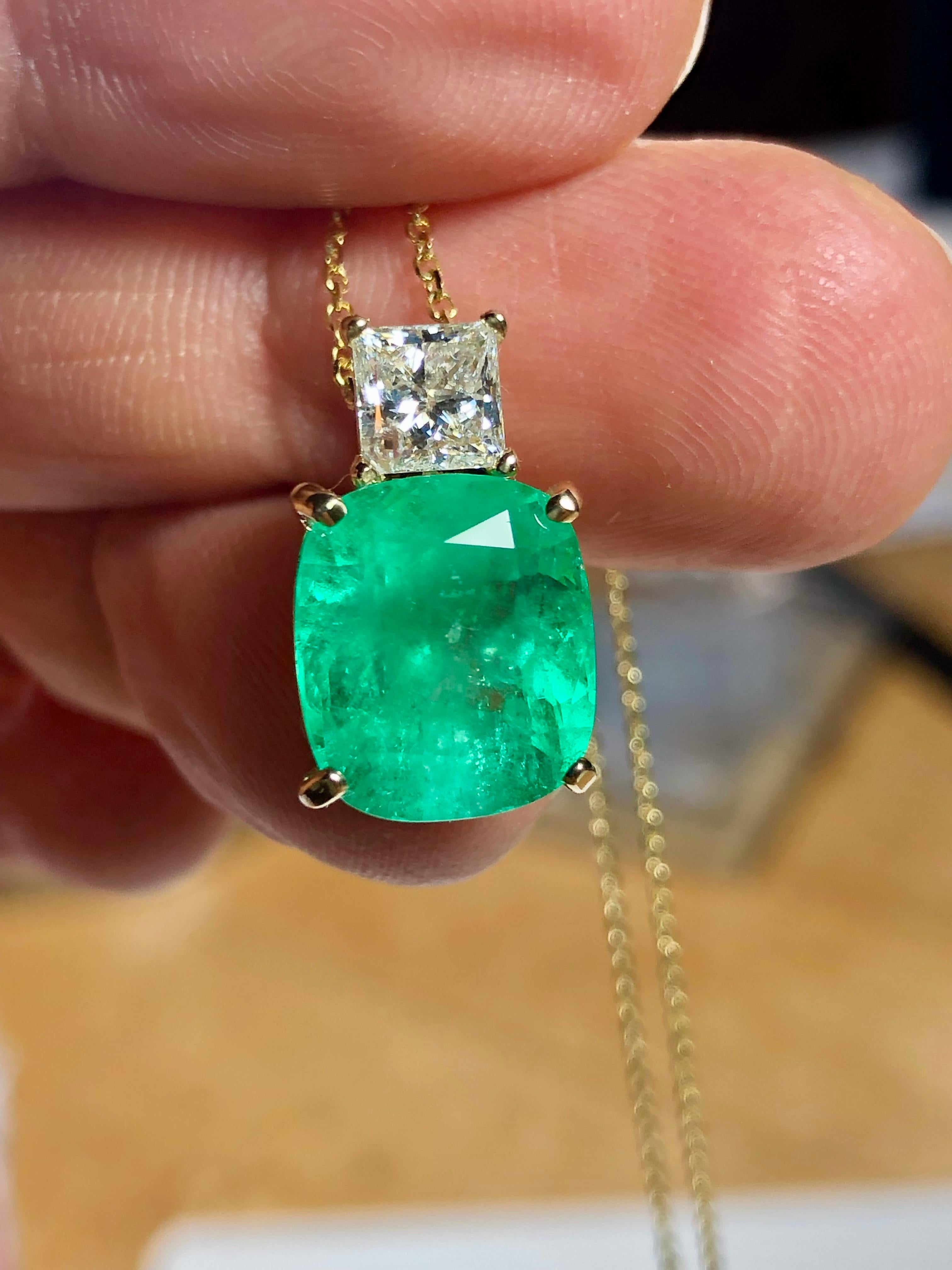 7 Carat Cushion Natural Emerald and Diamond 18k Yellow Gold Pendant Necklace For Sale 2