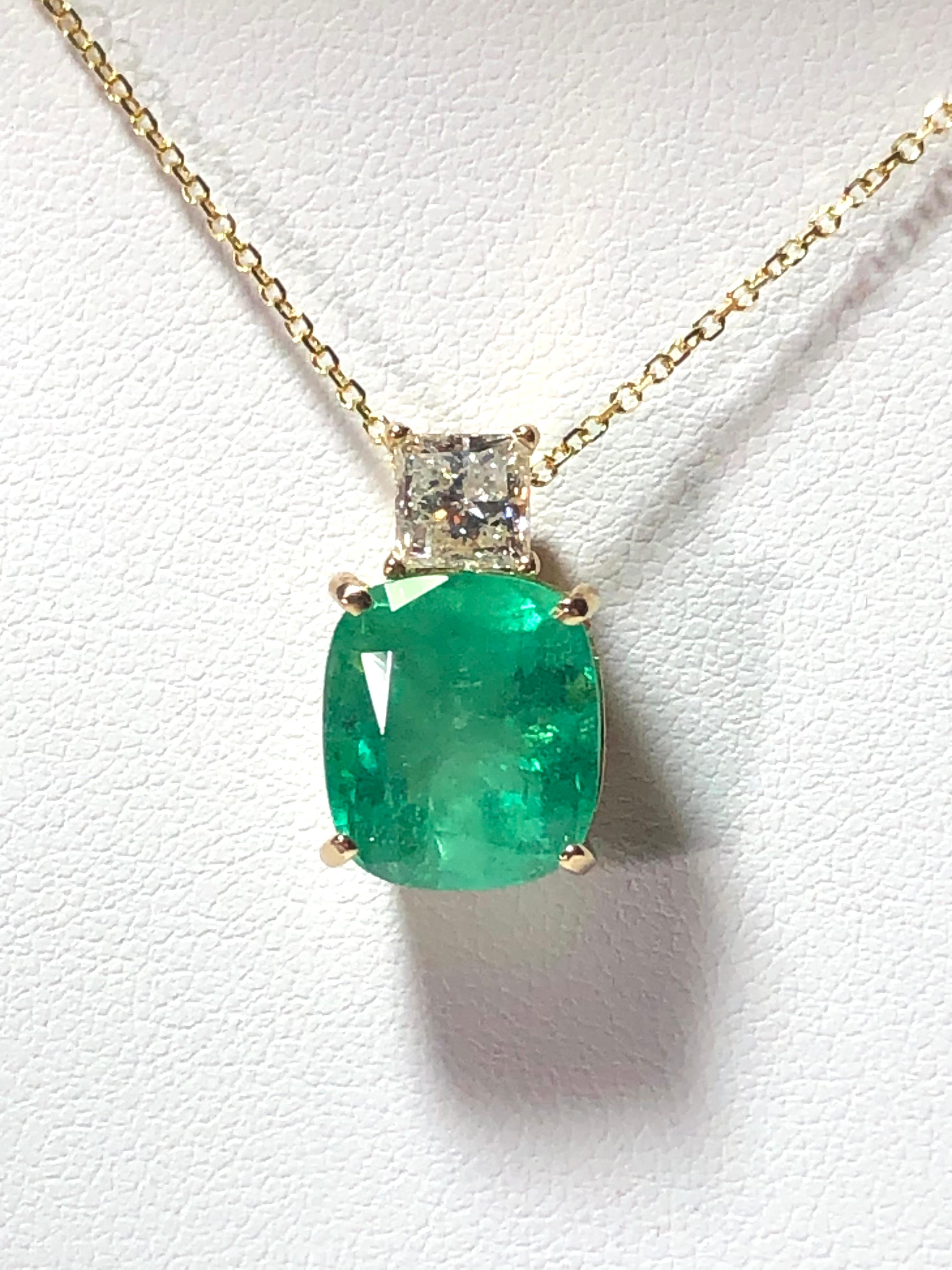 7 Carat Cushion Natural Emerald and Diamond 18k Yellow Gold Pendant Necklace For Sale 3