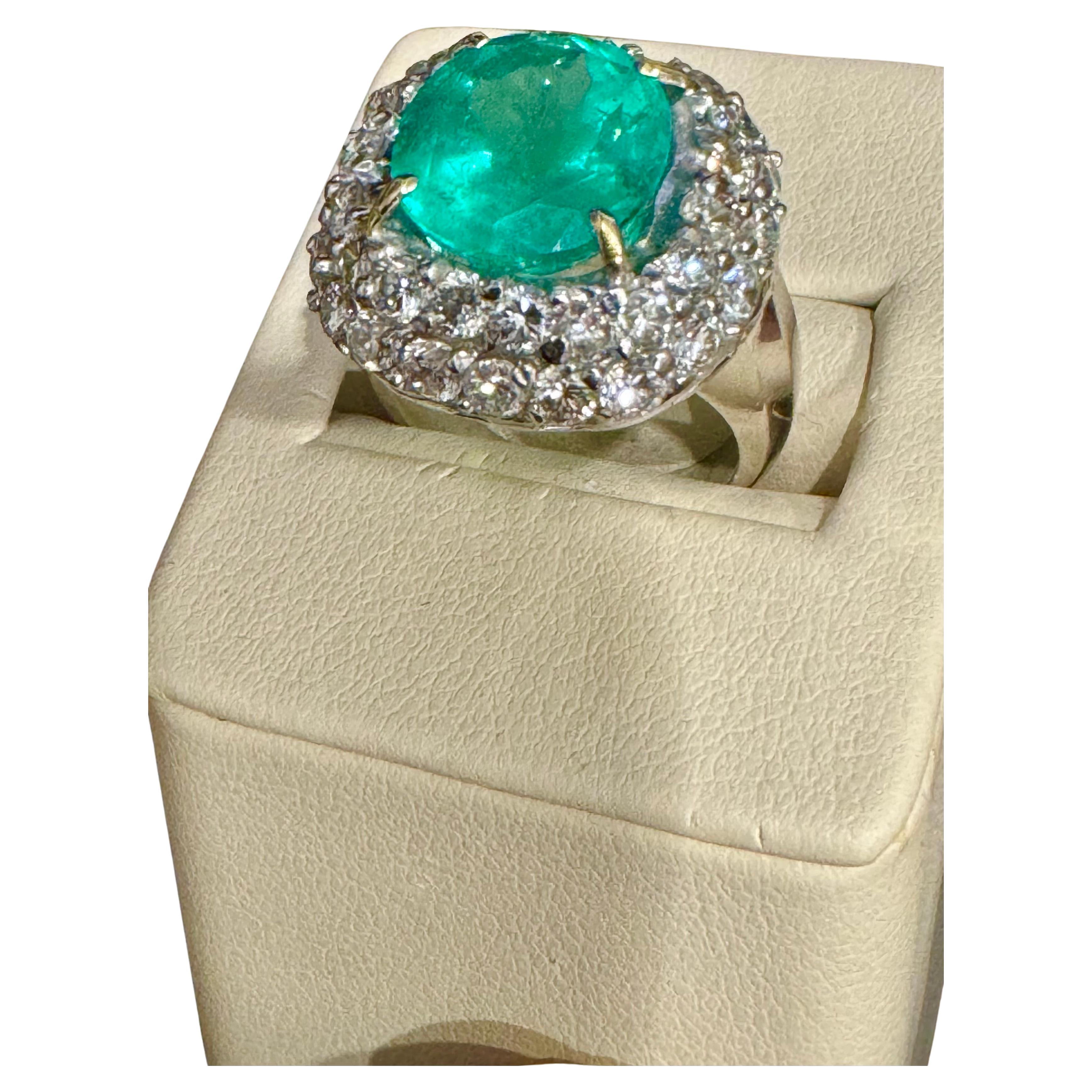 7 Karat kolumbianischer Smaragd im Kissenschliff & 3,5 Karat Diamantring aus Platin Größe 6.2 im Zustand „Hervorragend“ im Angebot in New York, NY